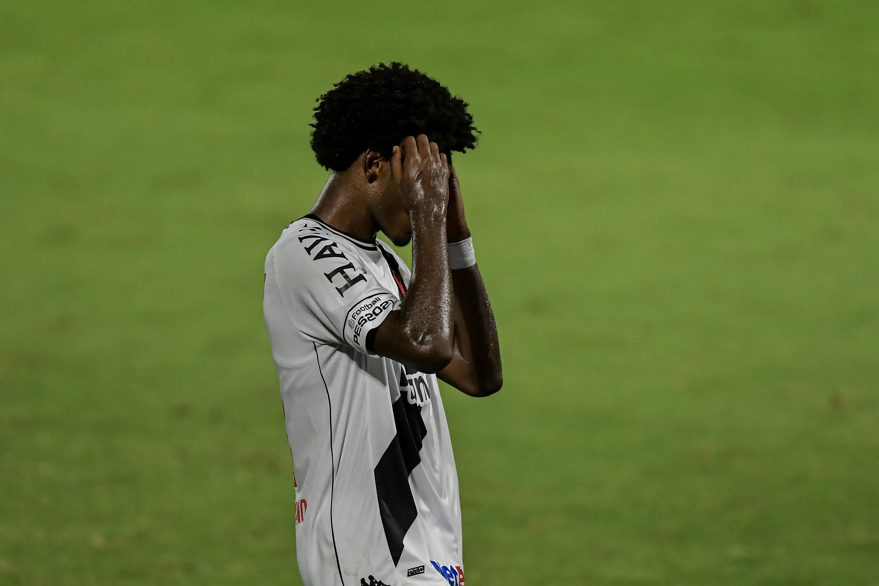 Foto: Thiago Ribeiro/AGIF – Talles Magno em ação pelo Vasco no Campeonato Brasileiro.