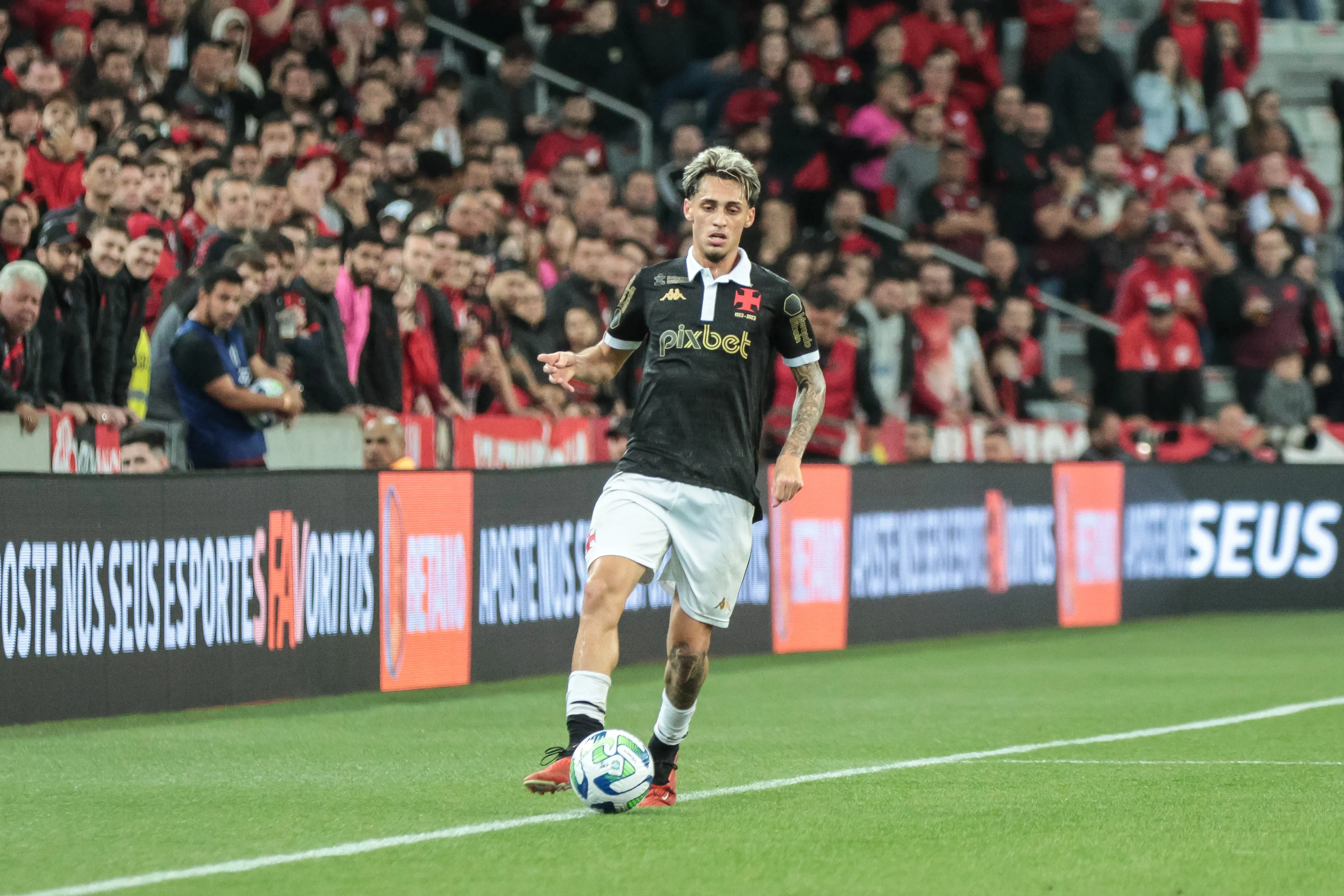 Marlon Gomes jogador do Vasco durante partida contra o Athletico-PR no estadio Arena da Baixada pelo campeonato Brasileiro A 2023. Foto: Robson Mafra/AGIF