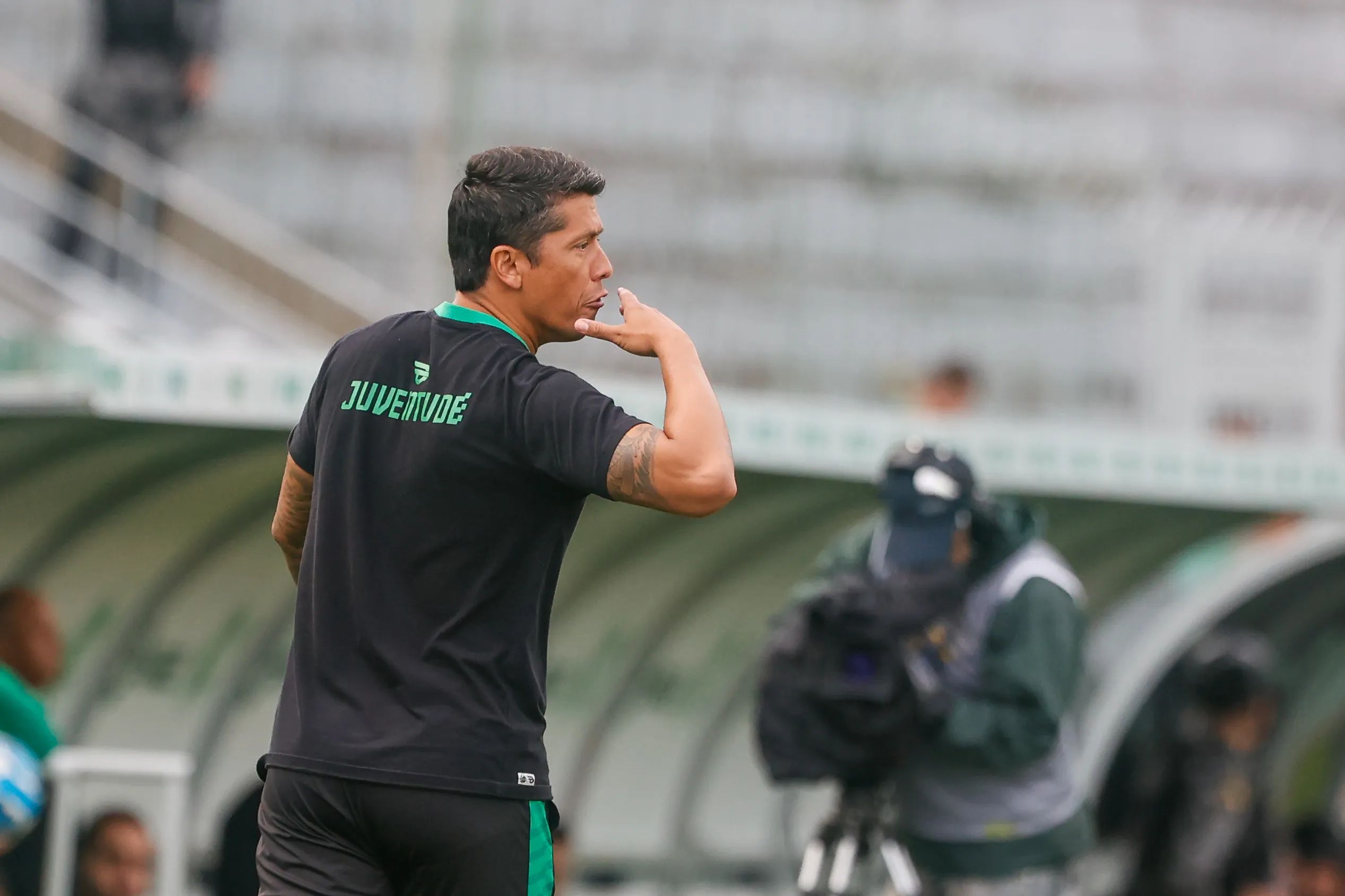 Foto: Luiz Erbes/AGIF – Thiago Carpini em ação pelo Juventude na Série B.