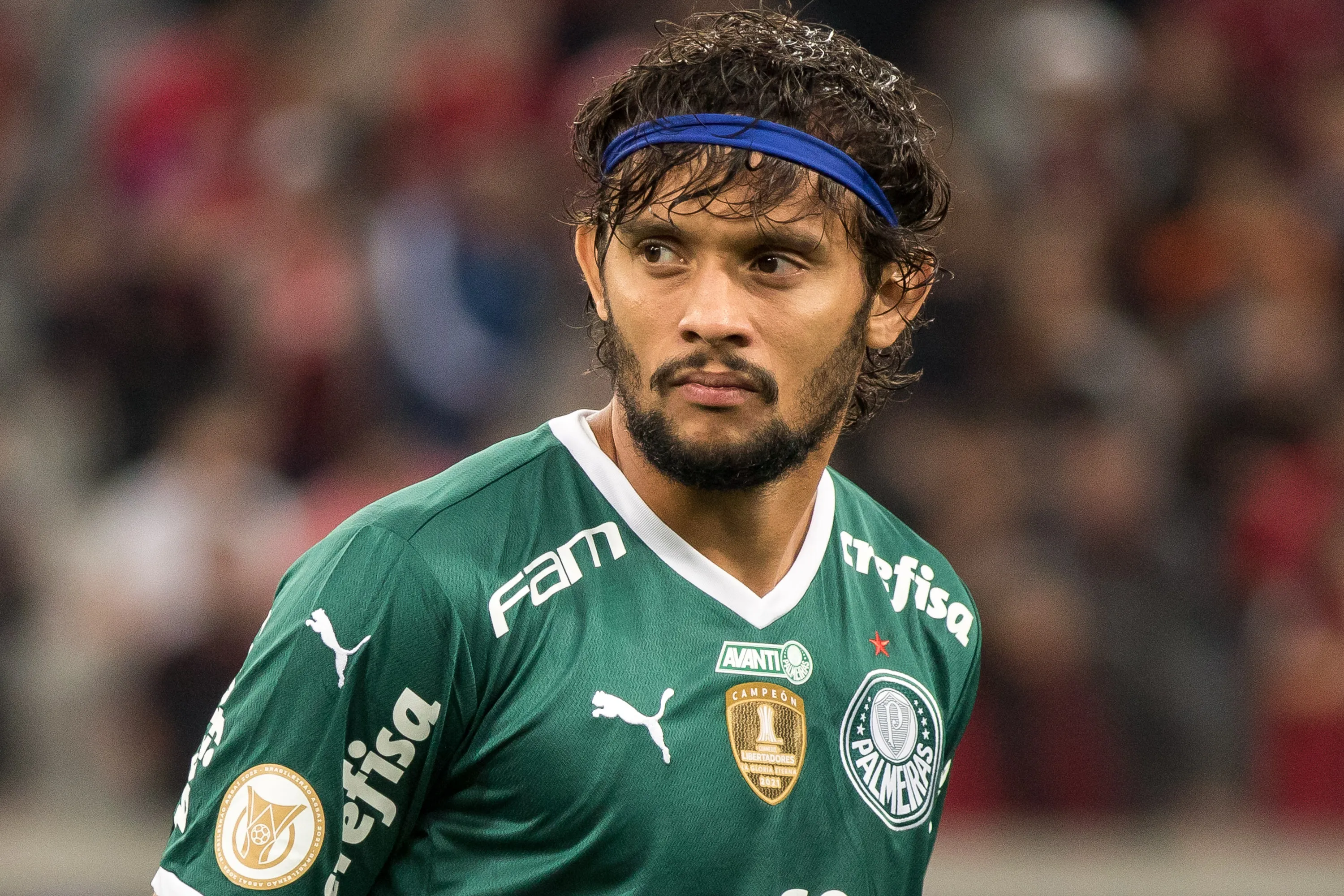 PR – Curitiba – 25/10/2022 – BRASILEIRO A 2022, ATHLETICO PR X PALMEIRAS – Gustavo Scarpa jogador do Palmeiras durante execucao do hino nacional antes da partida contra o Athletico-PR no estadio Arena da Baixada pelo campeonato Brasileiro A 2022. Foto: Robson Mafra/AGIF