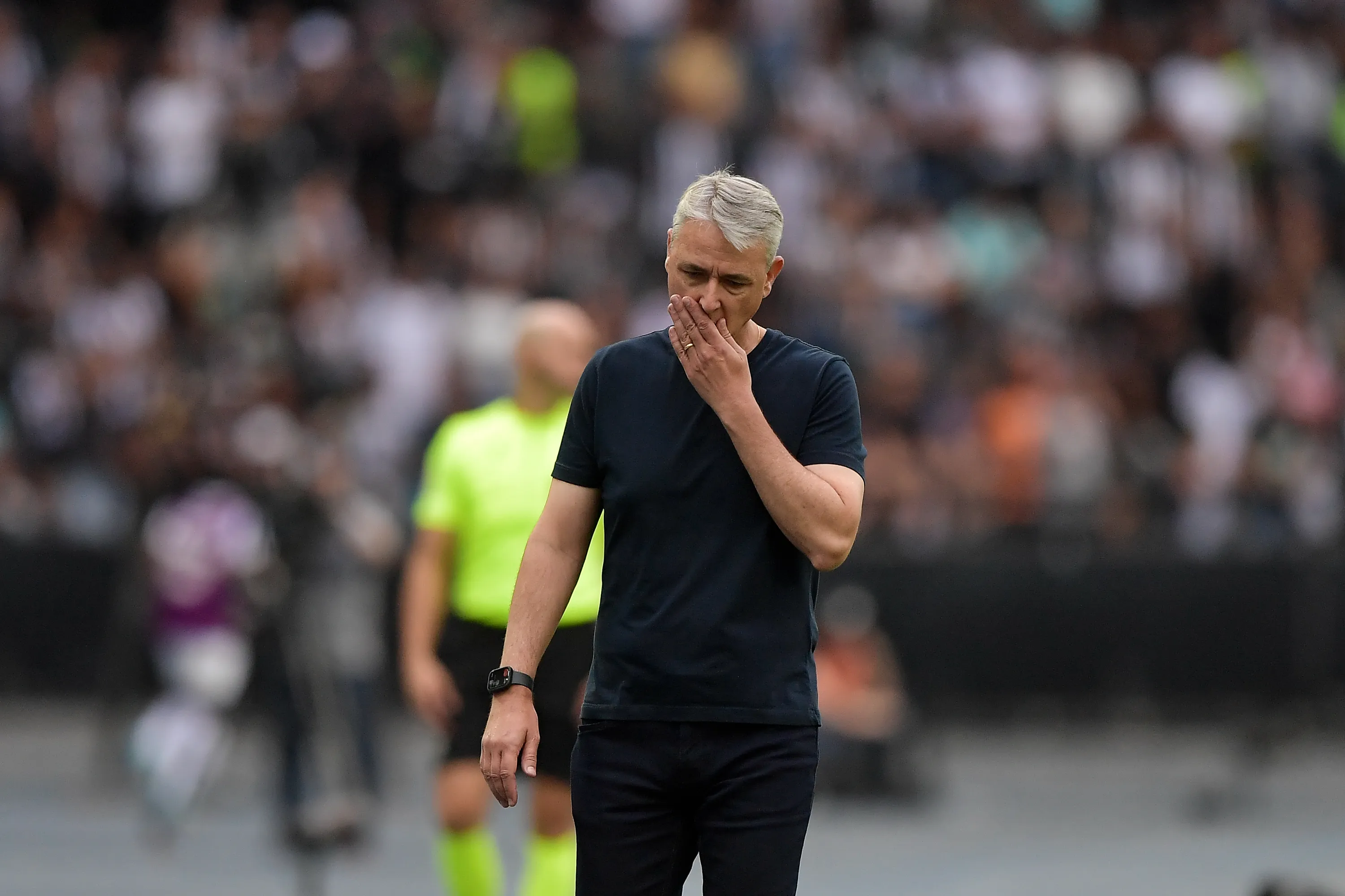 Foto: Thiago Ribeiro/AGIF – Tiago Nunes durante uma partida do Botafogo no Campeonato Brasileiro.