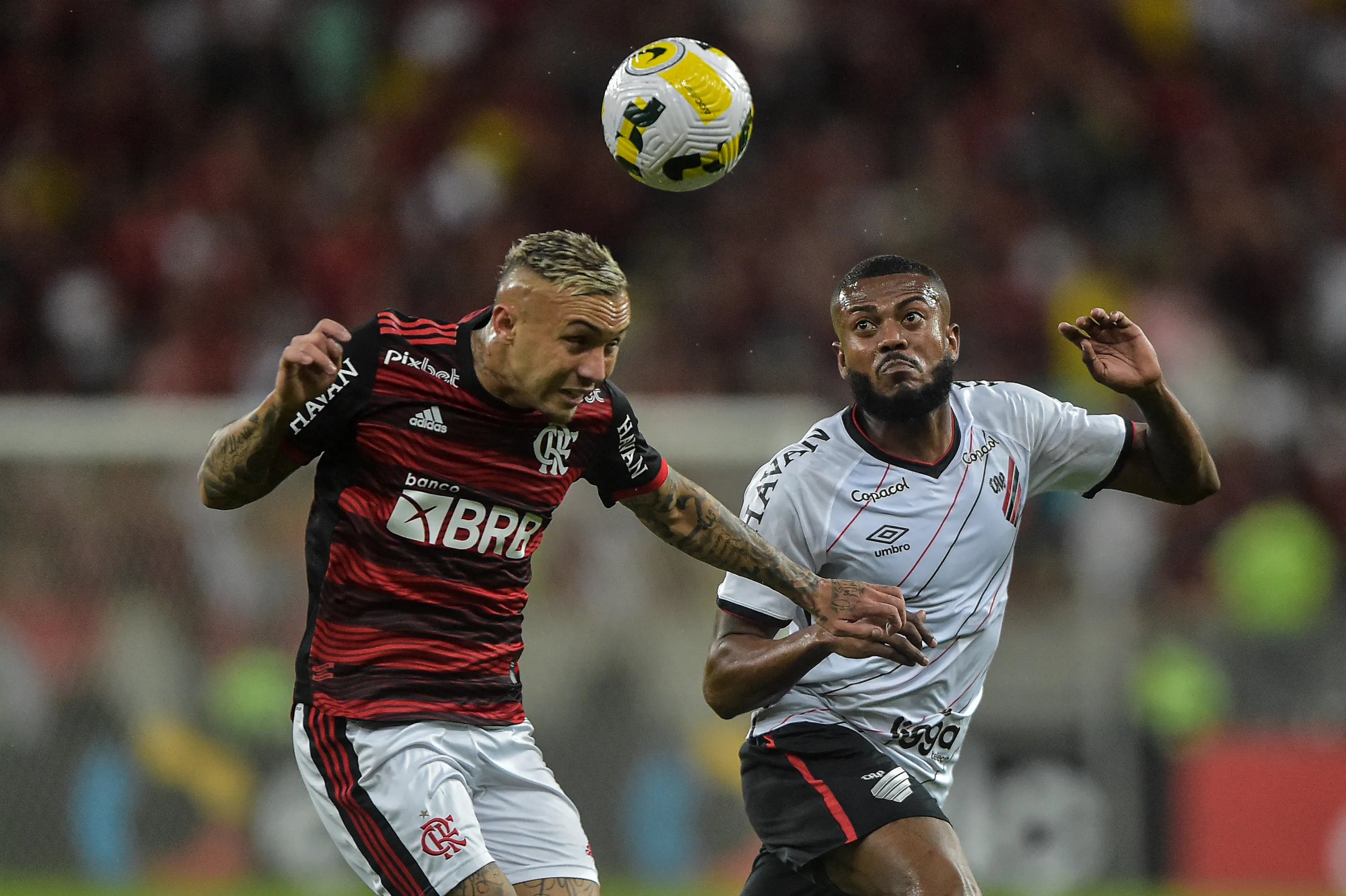 Everton Cebolinha jogador do Flamengo disputa lance com Marcelo Cirino jogador do Athletico-PR durante partida no estadio Maracanã pelo campeonato Copa do Brasil 2022. Foto: Thiago Ribeiro/AGIF
