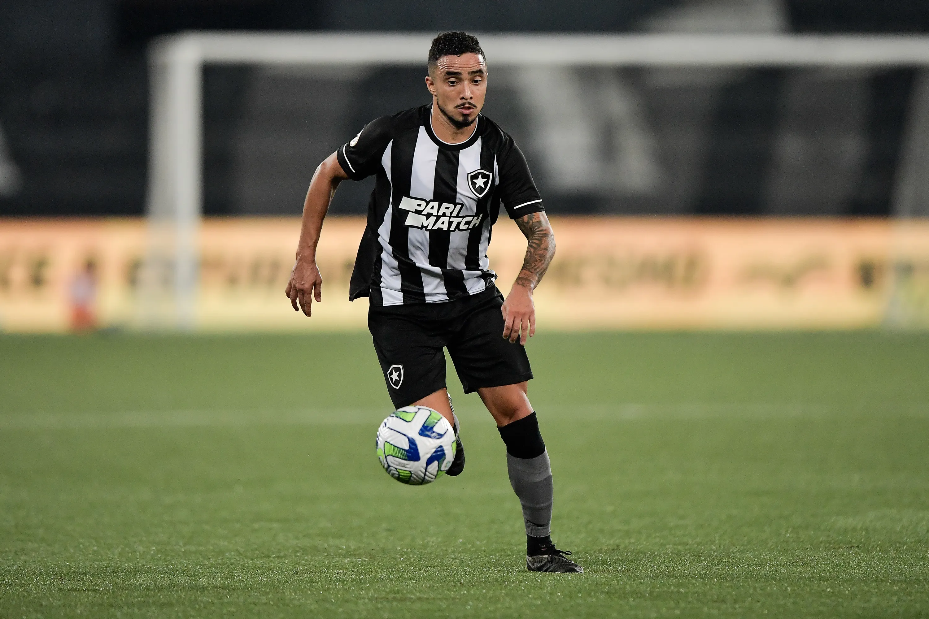 Rafael jogador do Botafogo durante partida contra o Fortaleza no Nilton Santos pelo campeonato BRASILEIRO A 2023. Foto: Thiago Ribeiro/AGIF