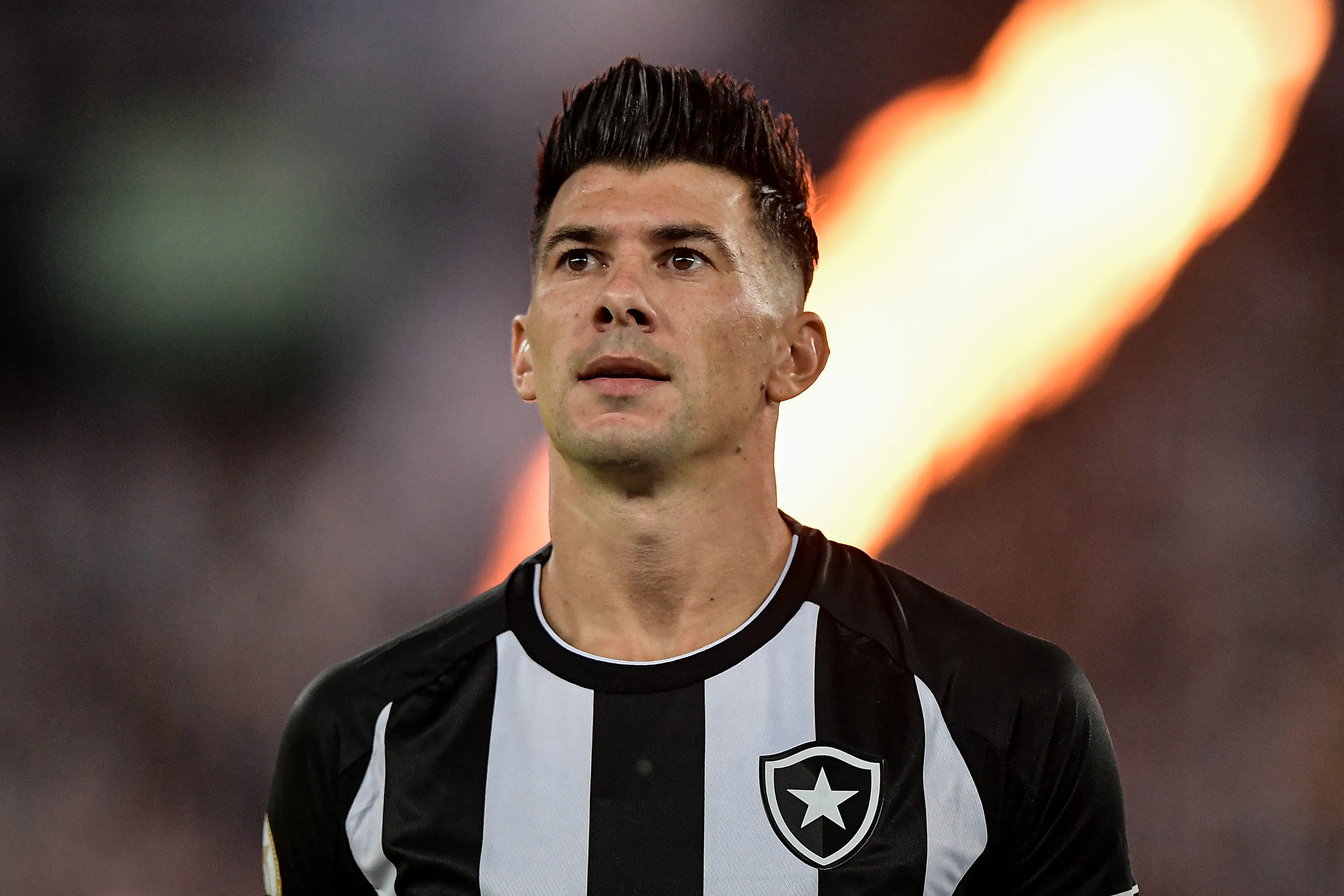 Victor Cuesta jogador do Botafogo durante partida contra o Fortaleza no estadio Engenhao pelo campeonato BRASILEIRO A 2023. Foto: Thiago Ribeiro/AGIF