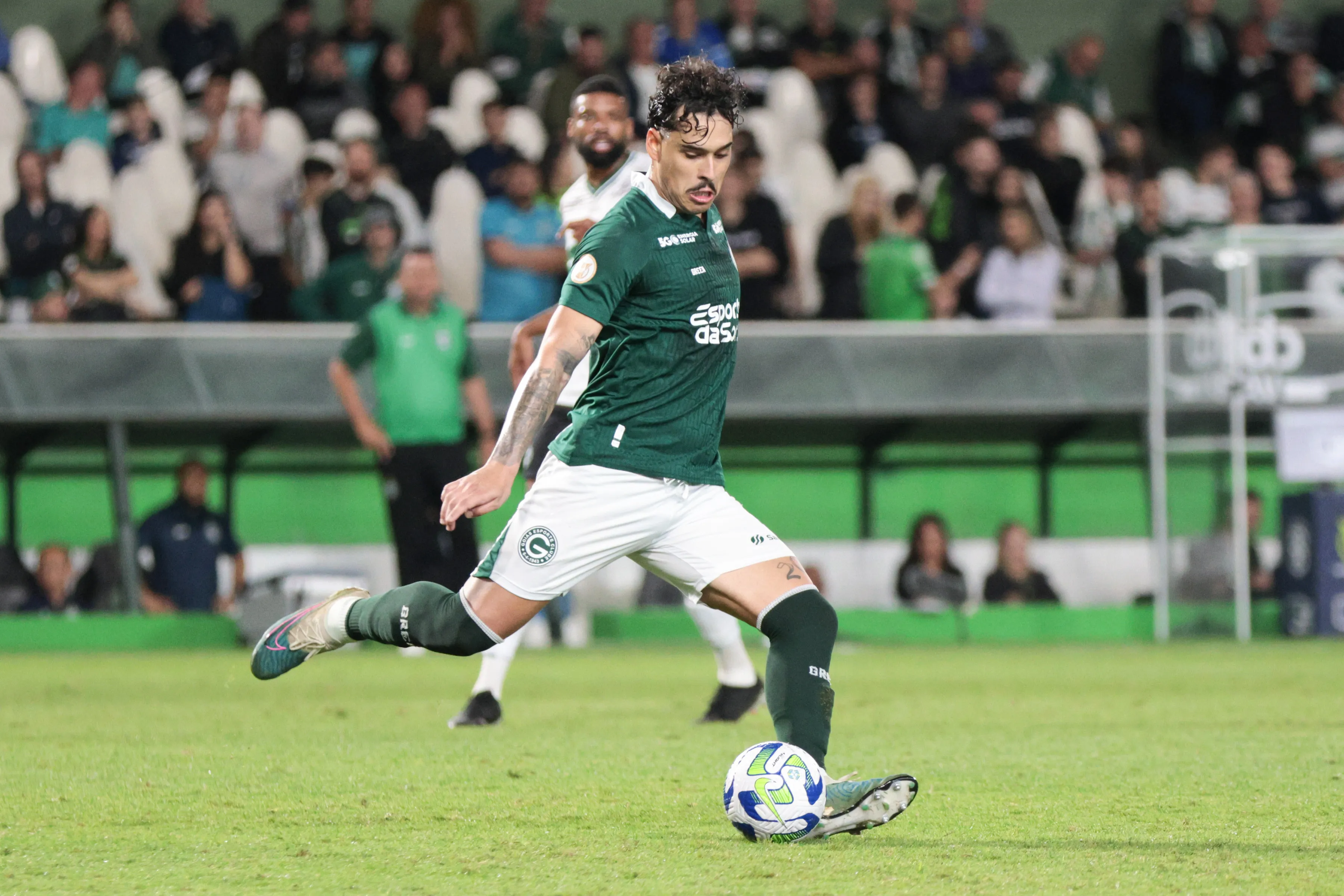 Foto: Robson Mafra/AGIF – Lucas Halter em ação com a camisa do Goiás.