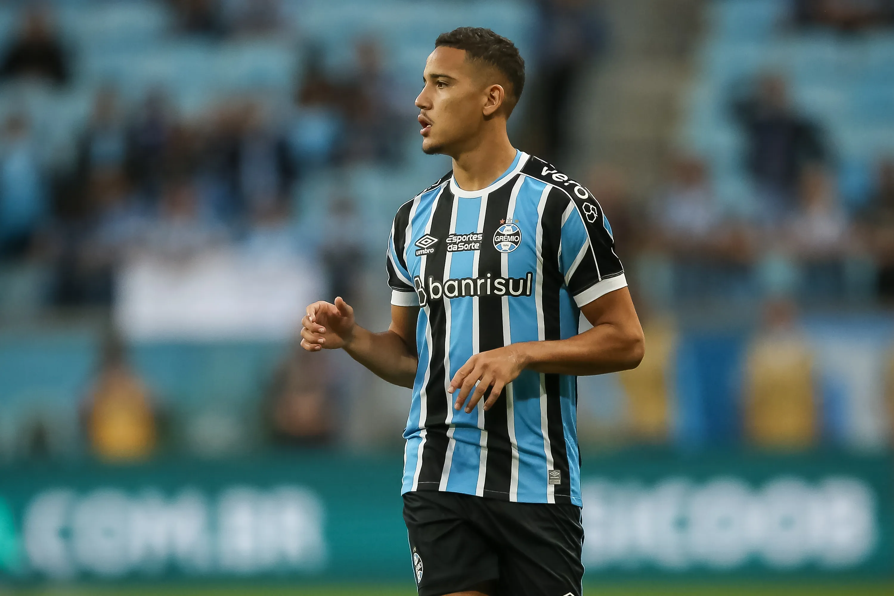 Gustavo Martins em ação pelo Gremio. Foto: Pedro H. Tesch/AGIF