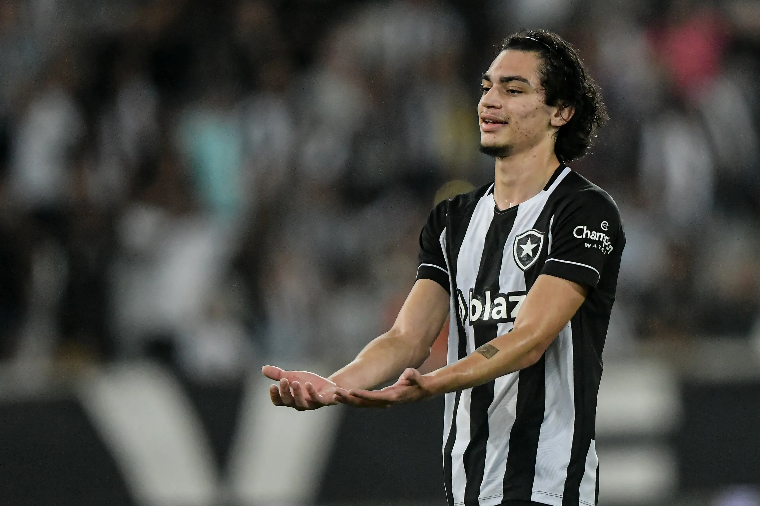 Matheus Nascimento é uma das opçoes para reserva imediato de Tiquinho no Botafogo. Foto: Thiago Ribeiro/AGIF