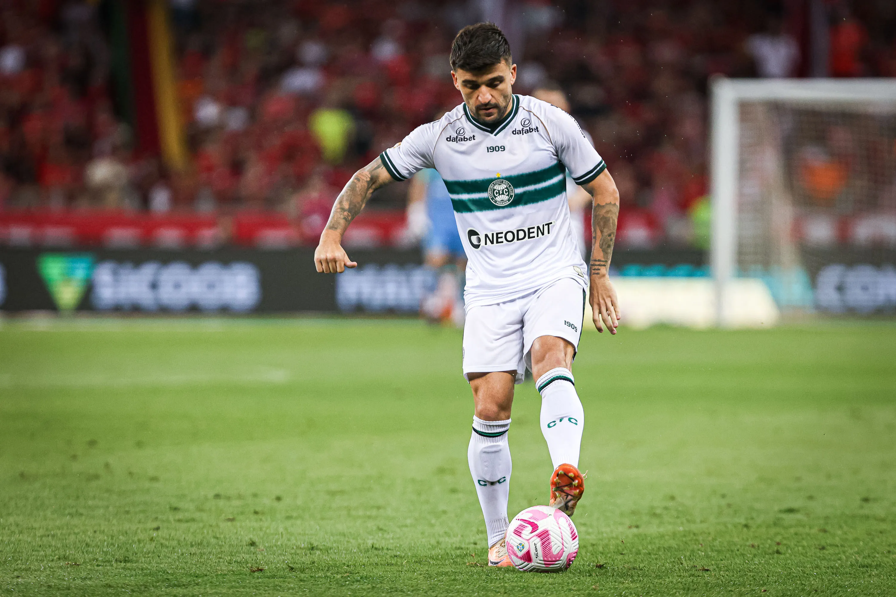 Foto: Maxi Franzoi/AGIF – Victor Luís em ação pelo Coritiba.