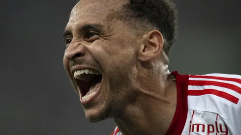 Alan Patrick jogador do Internacional comemora seu gol durante partida contra o Fluminense no estádio Maracanã pelo campeonato Libertadores 2023. Foto: Jorge Rodrigues/AGIF