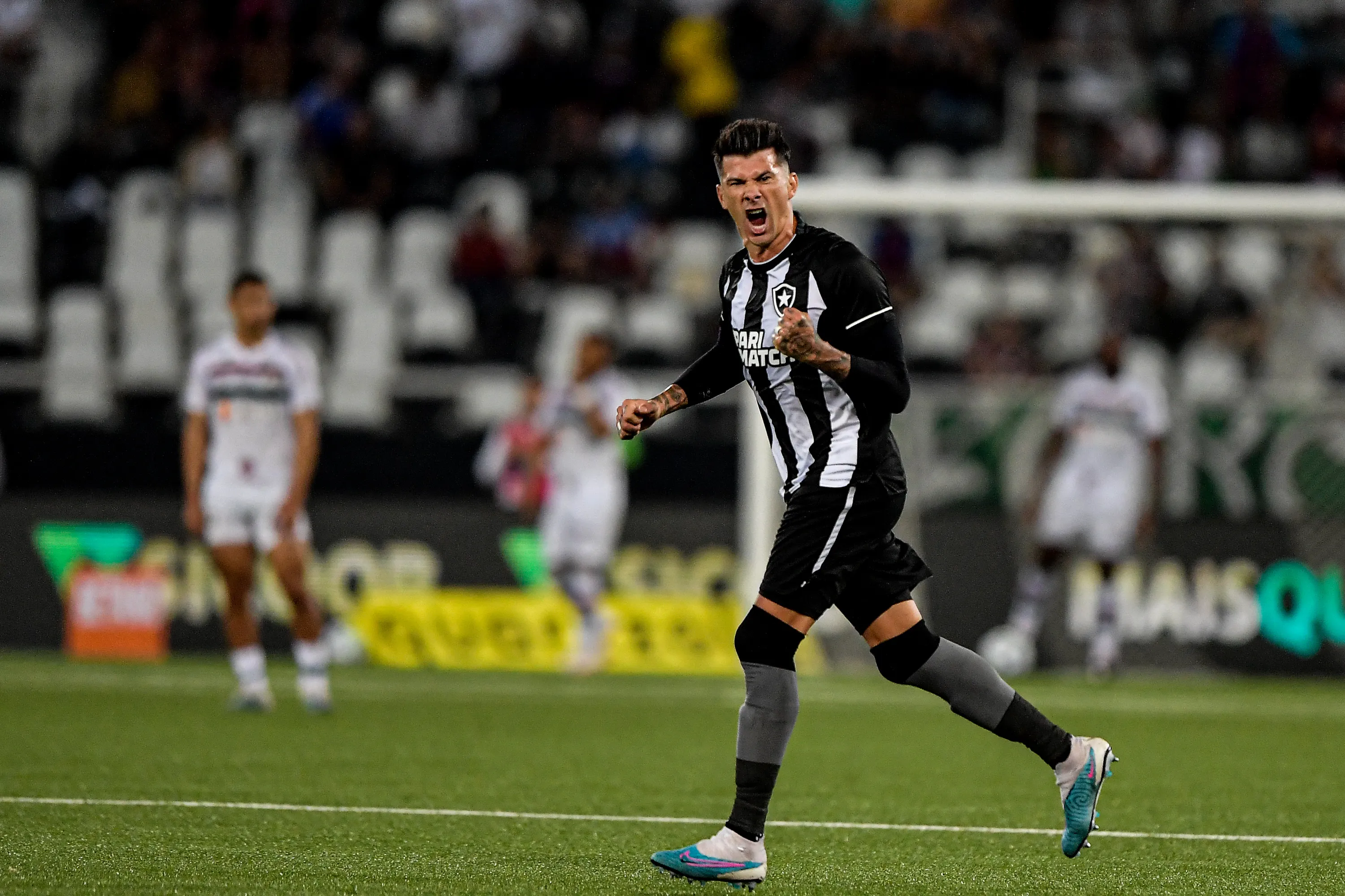 Victor Cuesta jogador do Botafogo comemora seu gol durante partida contra o Fluminense no estadio Engenhao pelo campeonato BRASILEIRO A 2023. Thiago Ribeiro/AGIF