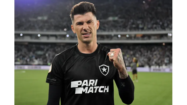Victor Cuesta jogador do Botafogo durante partida contra o Bragantino no estadio Engenhao pelo campeonato Brasileiro A 2023. Thiago Ribeiro/AGIF