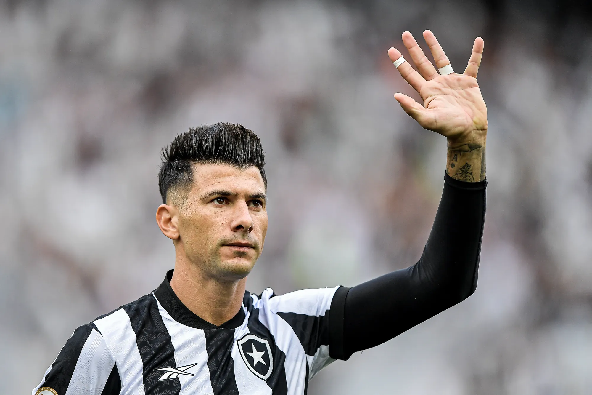 Victor Cuesta jogador do Botafogo durante partida contra o Coritiba no estadio Engenhao pelo campeonato Brasileiro A 2023. Thiago Ribeiro/AGIF