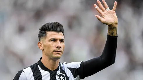 RJ – RIO DE JANEIRO – 30/07/2023 – BRASILEIRO A 2023, BOTAFOGO X CORITIBA – Victor Cuesta jogador do Botafogo durante partida contra o Coritiba no estadio Engenhao pelo campeonato Brasileiro A 2023.