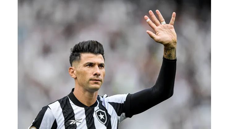 RJ - RIO DE JANEIRO - 30/07/2023 - BRASILEIRO A 2023, BOTAFOGO X CORITIBA - Victor Cuesta jogador do Botafogo durante partida contra o Coritiba no estadio Engenhao pelo campeonato Brasileiro A 2023.