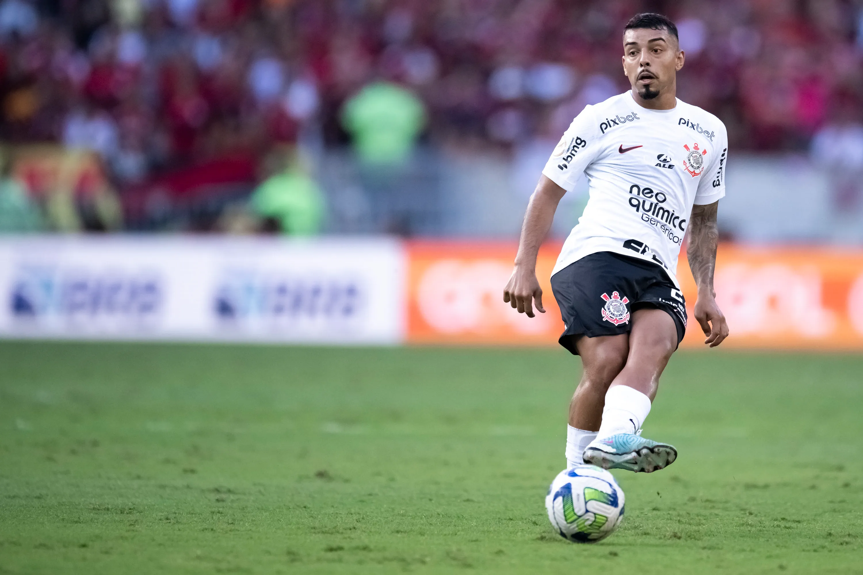Matheus Bidu jogador do Corinthians durante partida contra o Flamengo no  Maracanã pelo campeonato BRASILEIRO A 2023. Foto: Jorge Rodrigues/AGIF