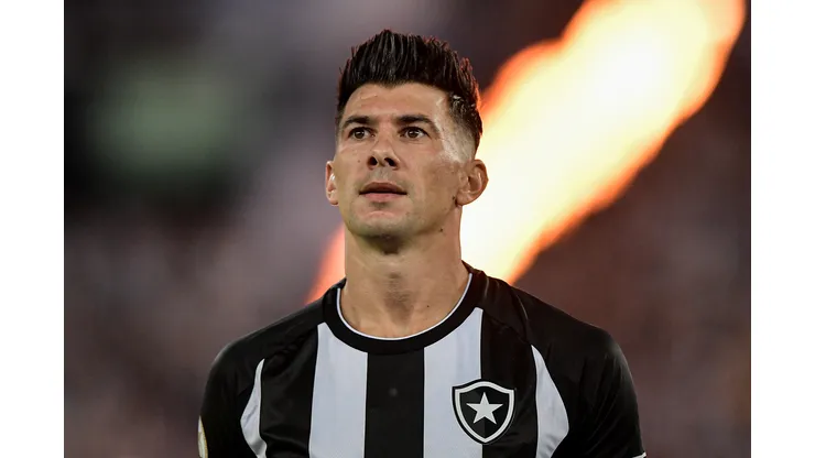 Victor Cuesta jogador do Botafogo durante partida contra o Fortaleza no estadio Engenhao pelo campeonato BRASILEIRO A 2023. Foto: Thiago Ribeiro/AGIF