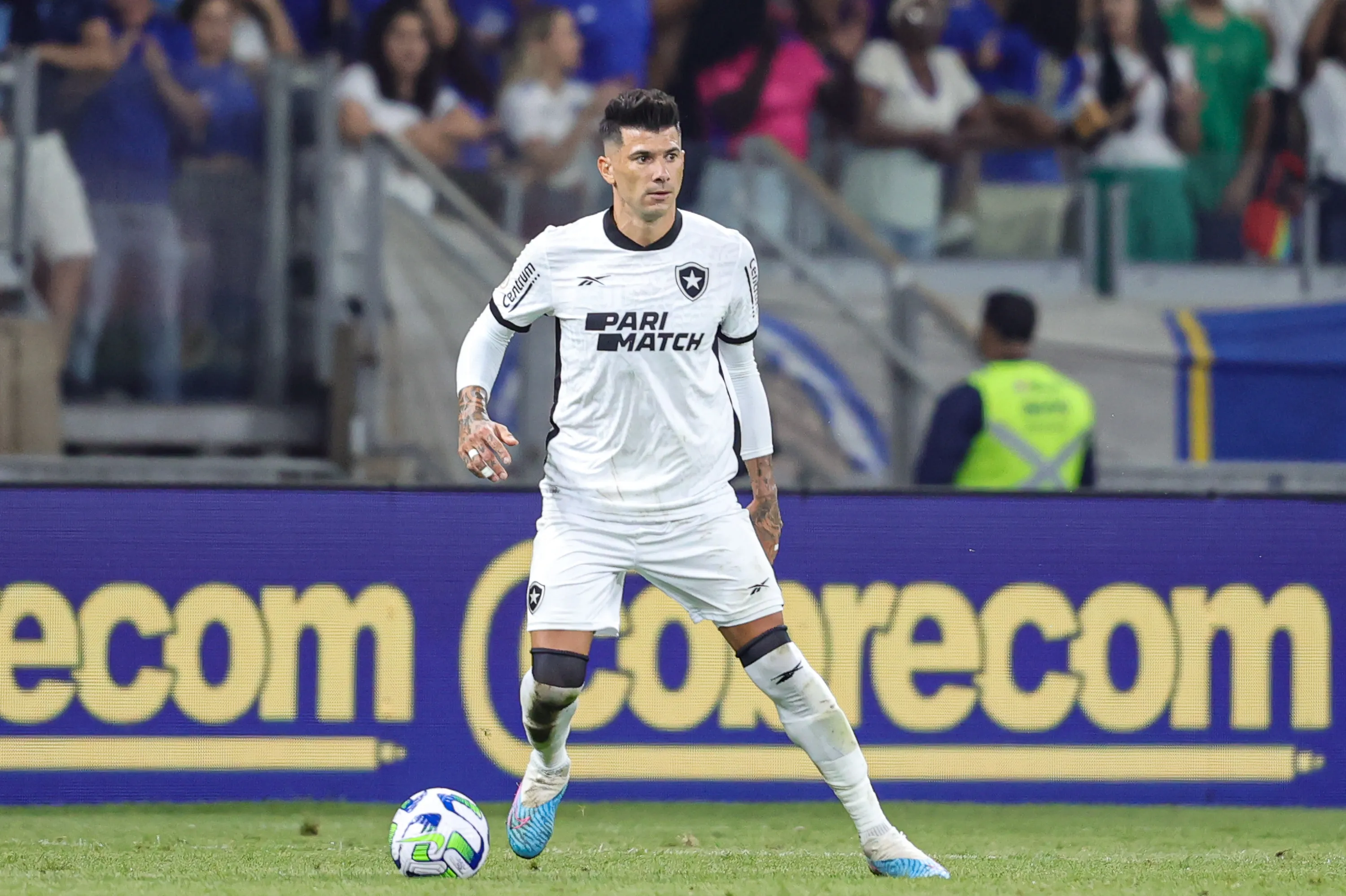 Victor Cuesta jogador do Botafogo durante partida contra o Cruzeiro no Mineirão pelo campeonato Brasileiro A 2023. Foto: Gilson Lobo/AGIF