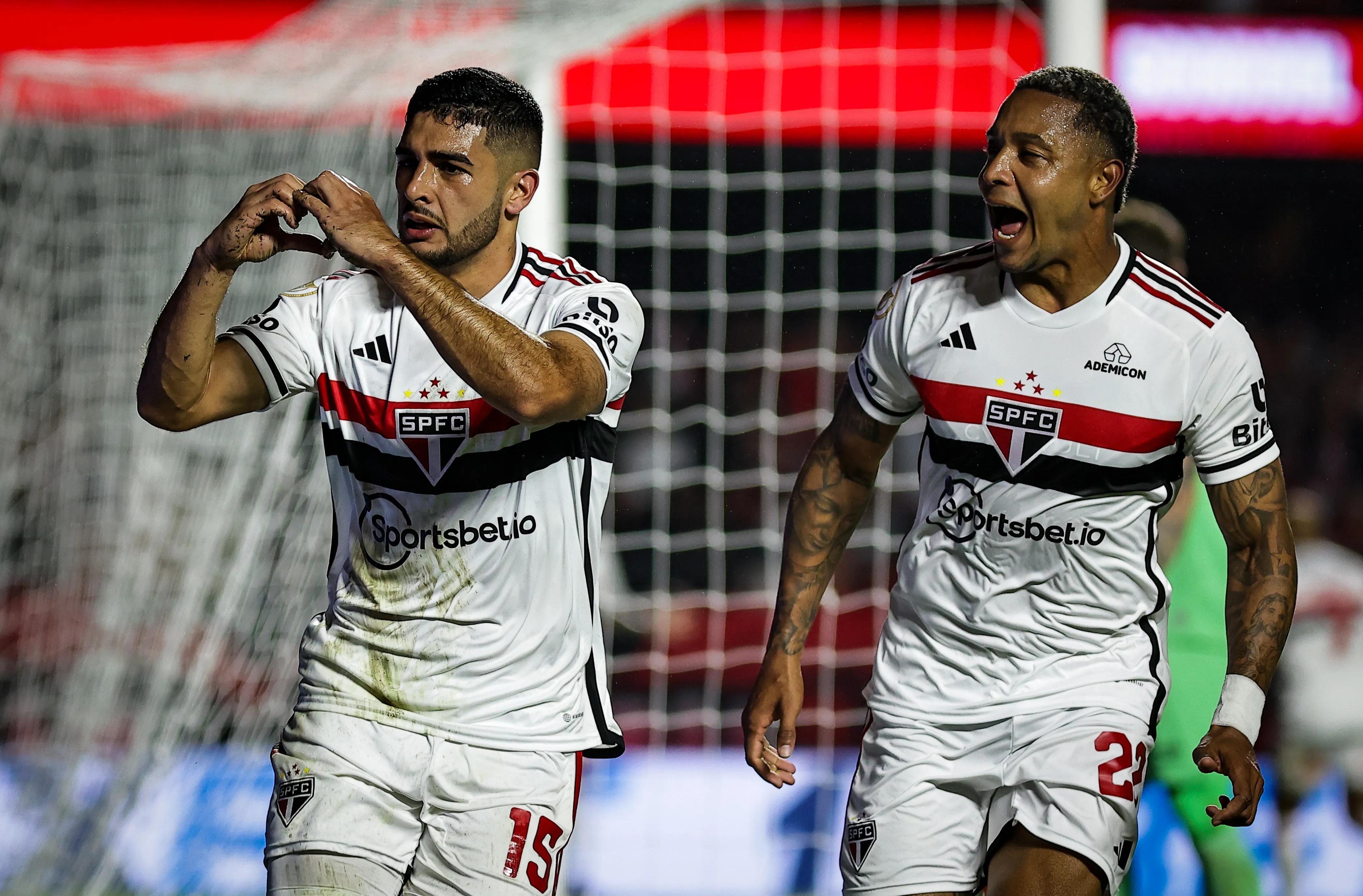 Michel Araujo  comemora seu gol com David durante partida contra o Gremio no estadio Morumbi pelo campeonato Brasileiro A 2023. Foto: Fabio Giannelli/AGIF