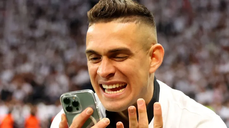 Rafael Borré comemora título pelo seu clube. Foto Alex Grimm/Getty Images