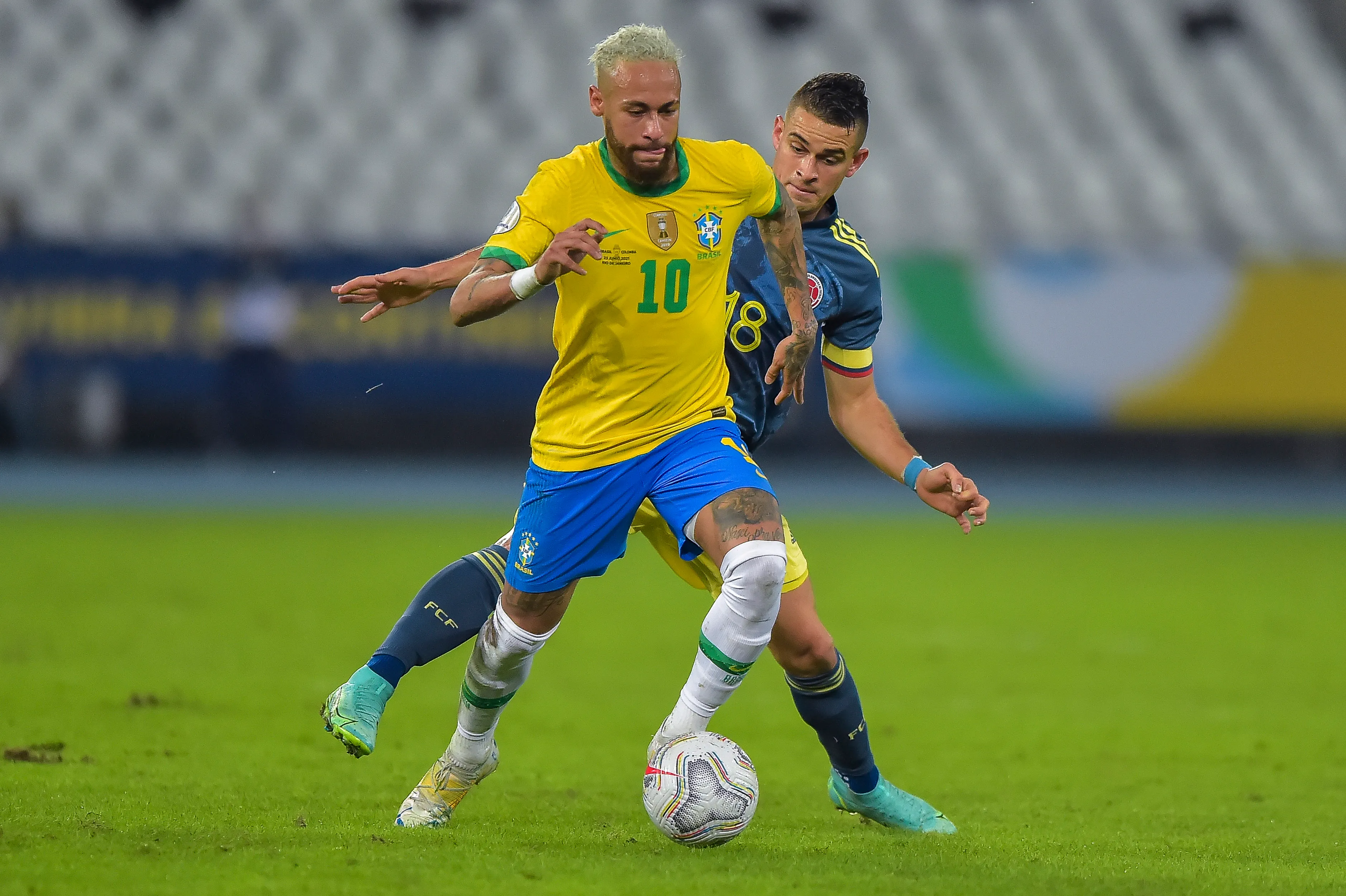 Neymar jogador do Brasil disputa lance com Borre jogador do Colombia durante partida no estadio Engenhao pelo campeonato Copa America 2021. Foto: Thiago Ribeiro/AGIF