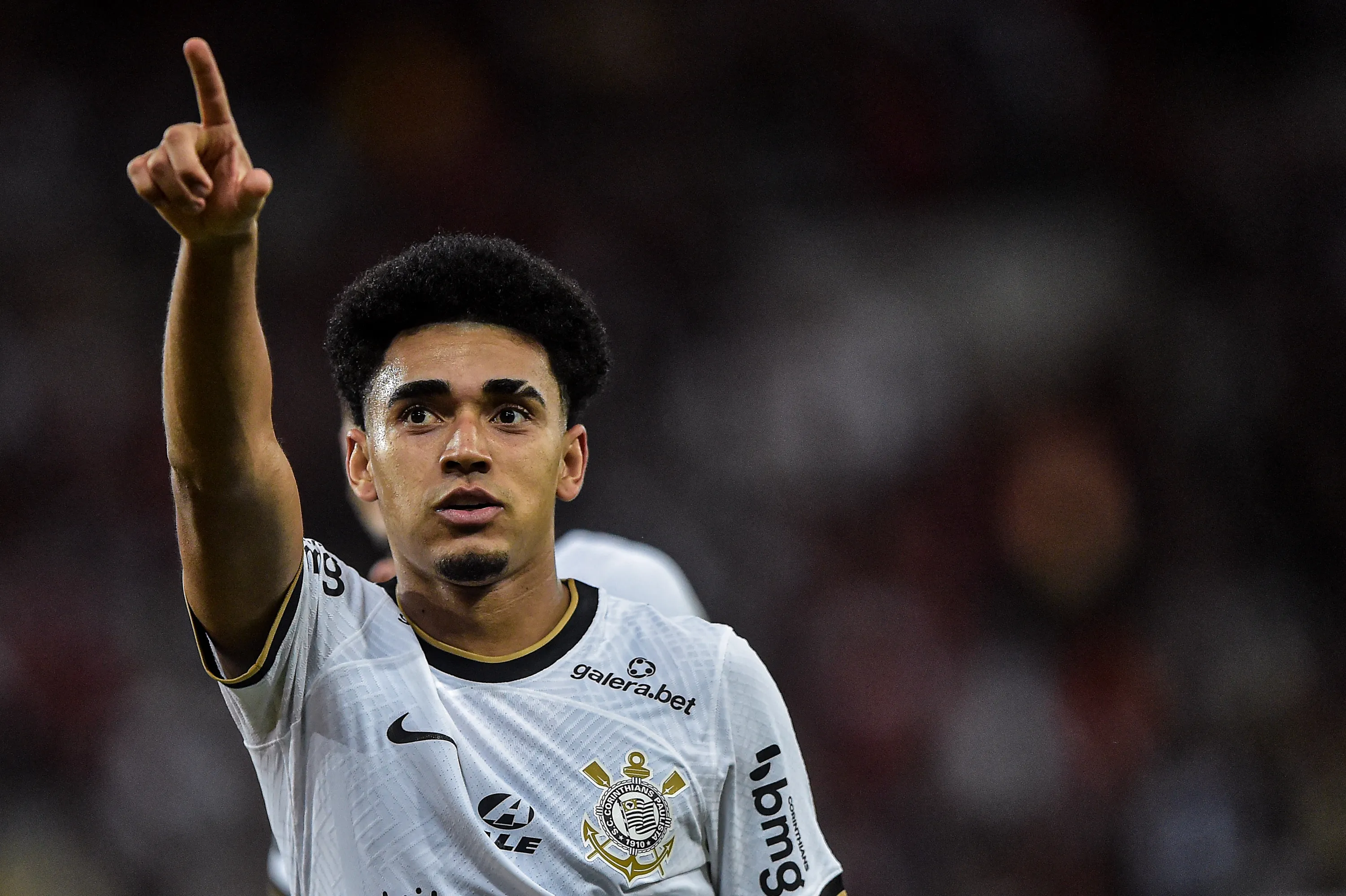 Du Queiroz jogador do Corinthians comemora seu gol durante partida contra o Flamengo no estadio Maracana pelo campeonato Brasileiro A 2022. Foto: Thiago Ribeiro/AGIF