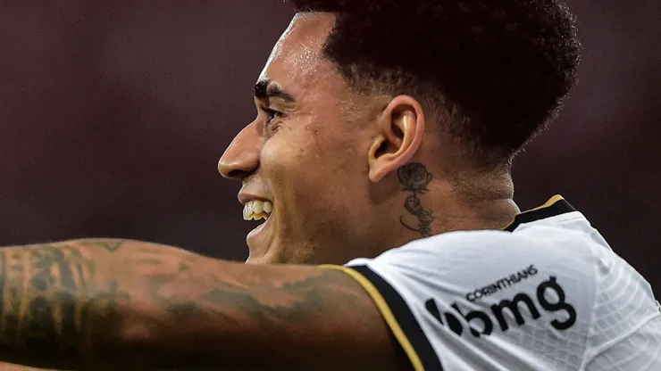 Du Queiroz jogador do Corinthians comemora seu gol durante partida contra o Flamengo no estádio Maracanã pelo campeonato Brasileiro A 2022. Foto: Thiago Ribeiro/AGIF