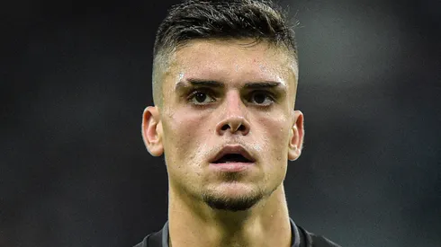 Gabriel Pec jogador do Vasco durante partida contra o Flamengo no estádio Maracanã pelo campeonato Carioca 2022. Foto: Thiago Ribeiro/AGIF