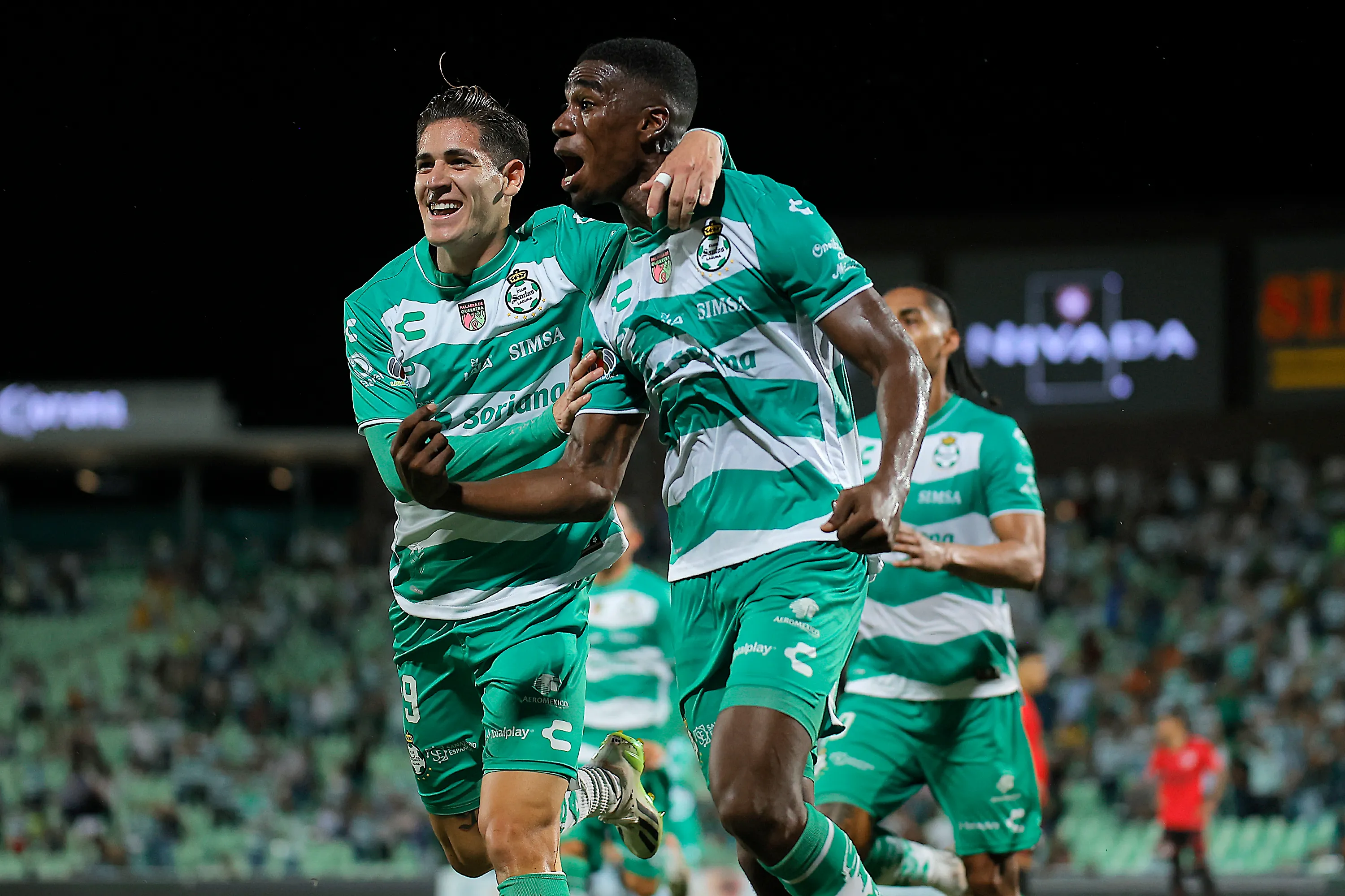Photo by Manuel Guadarrama/Getty Images – Félix Torres em ação com a camisa do Santos Laguna.