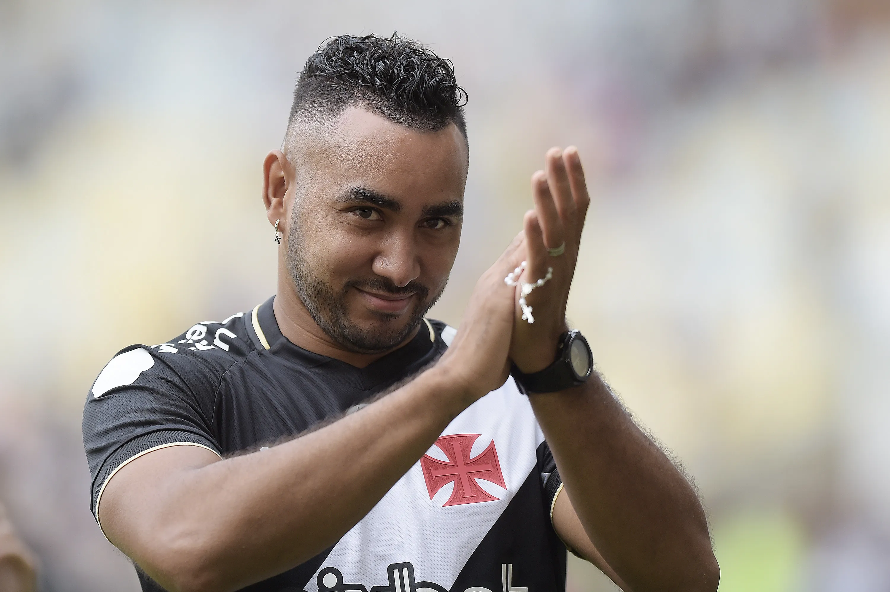 Dimitry Payet apresentado a torcida antes da partida contra o Atletico-MG no estadio Maracana pelo campeonato Brasileiro A 2023. Foto: Alexandre Loureiro/AGIF