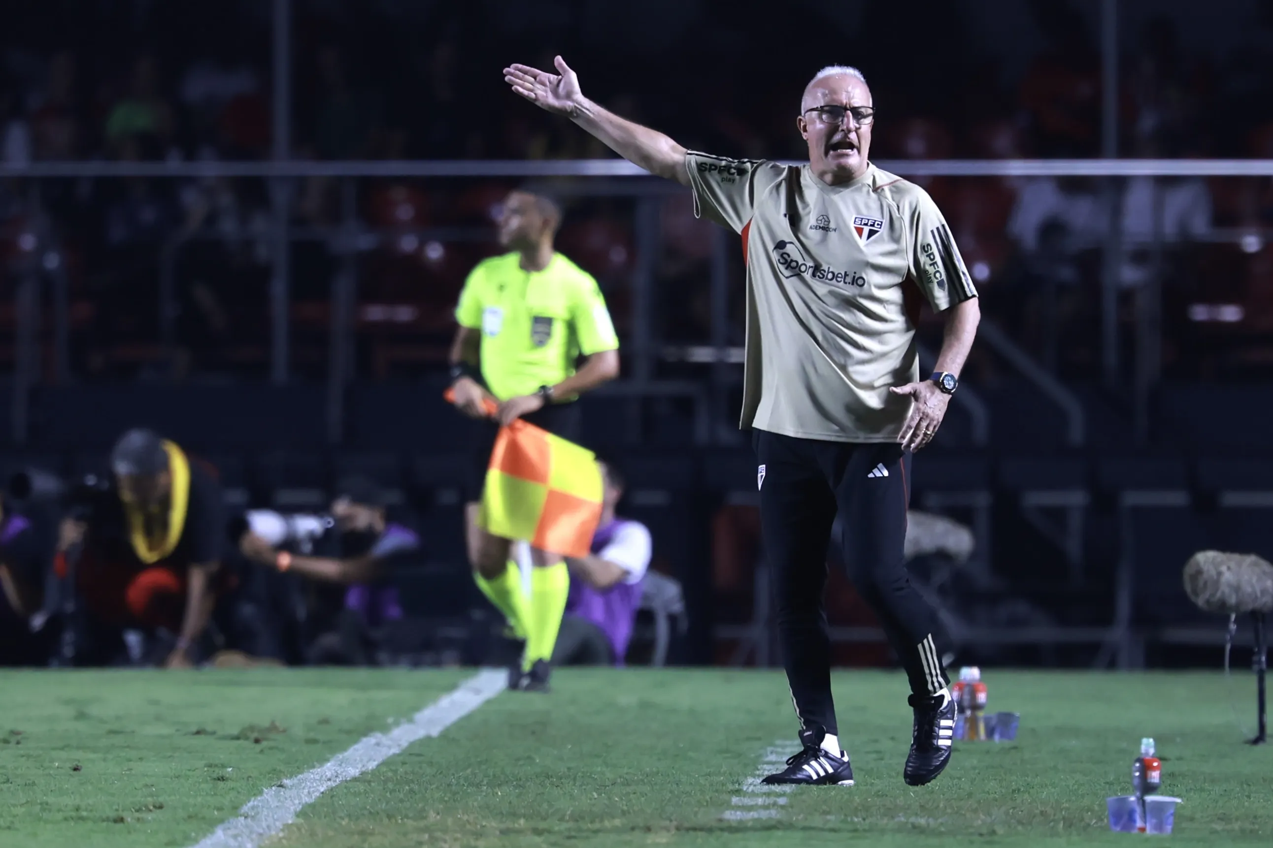 Foto: Marcello Zambrana/AGIF – Dorival Júnior em ação pelo São Paulo.