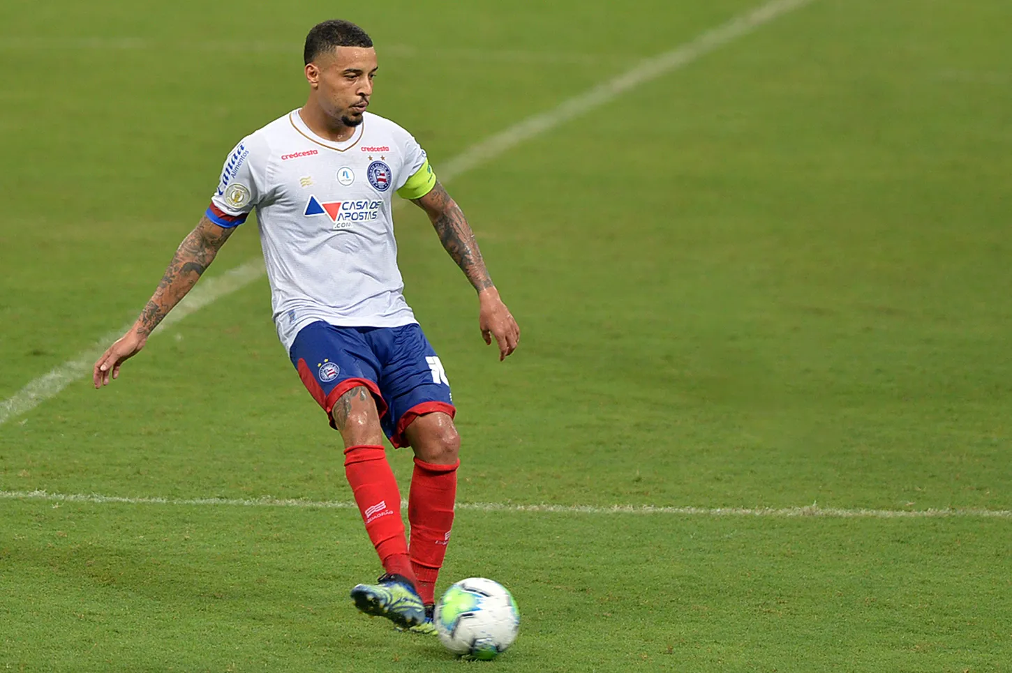 Foto: Walmir Cirne/AGIF – Gregore em ação com a camisa do Bahia.