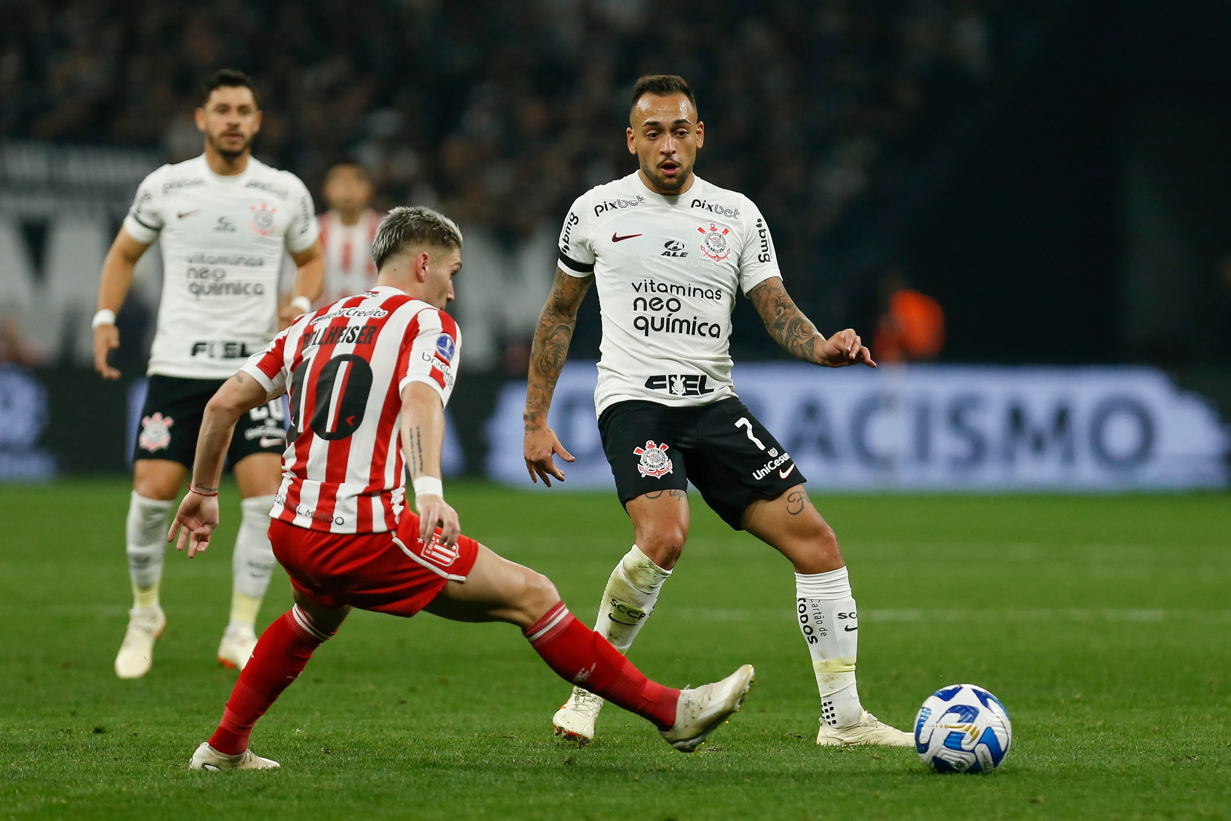 Benjamin Rollheiser durante partida contra o Corinthians. Foto Ricardo Moreira/Getty Images