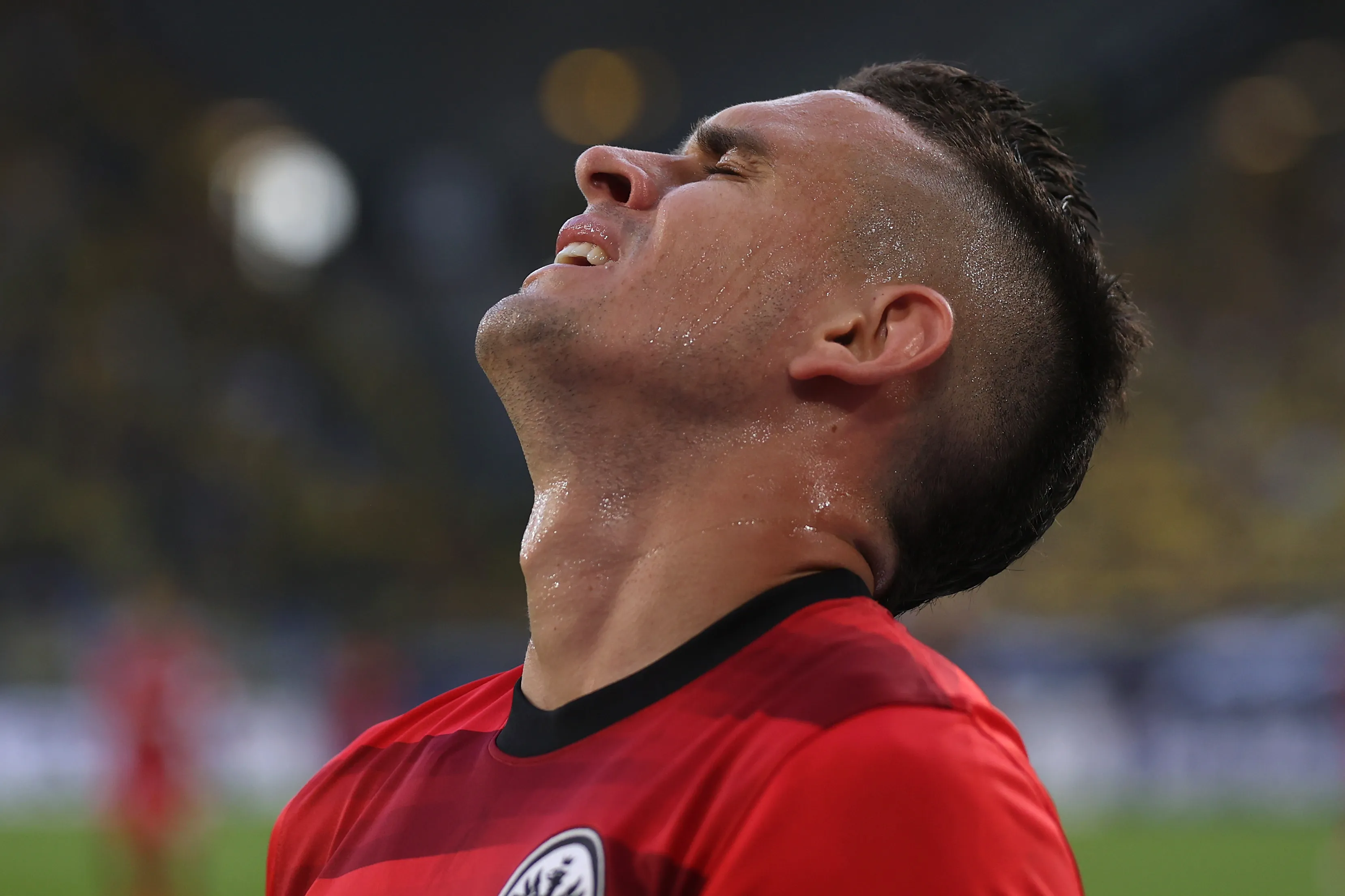 Borré lamenta gol perdido durante a Copa da Alemanha. Foto Joosep Martinson/Getty Images
