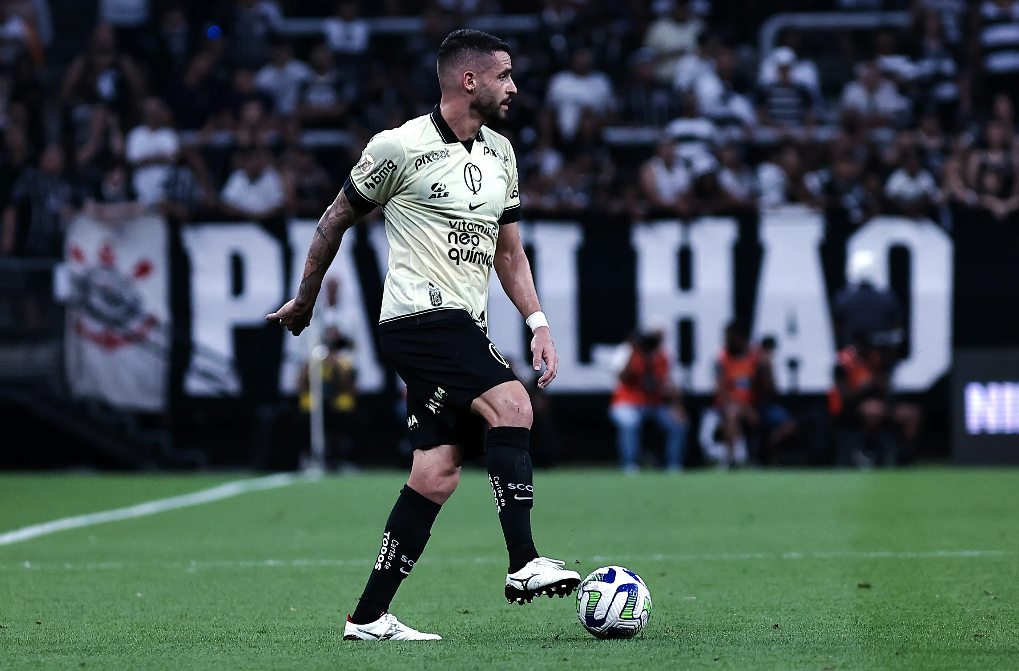 Foto: Fabio Giannelli/AGIF – Renato Augusto em ação com a camisa do Corinthians.