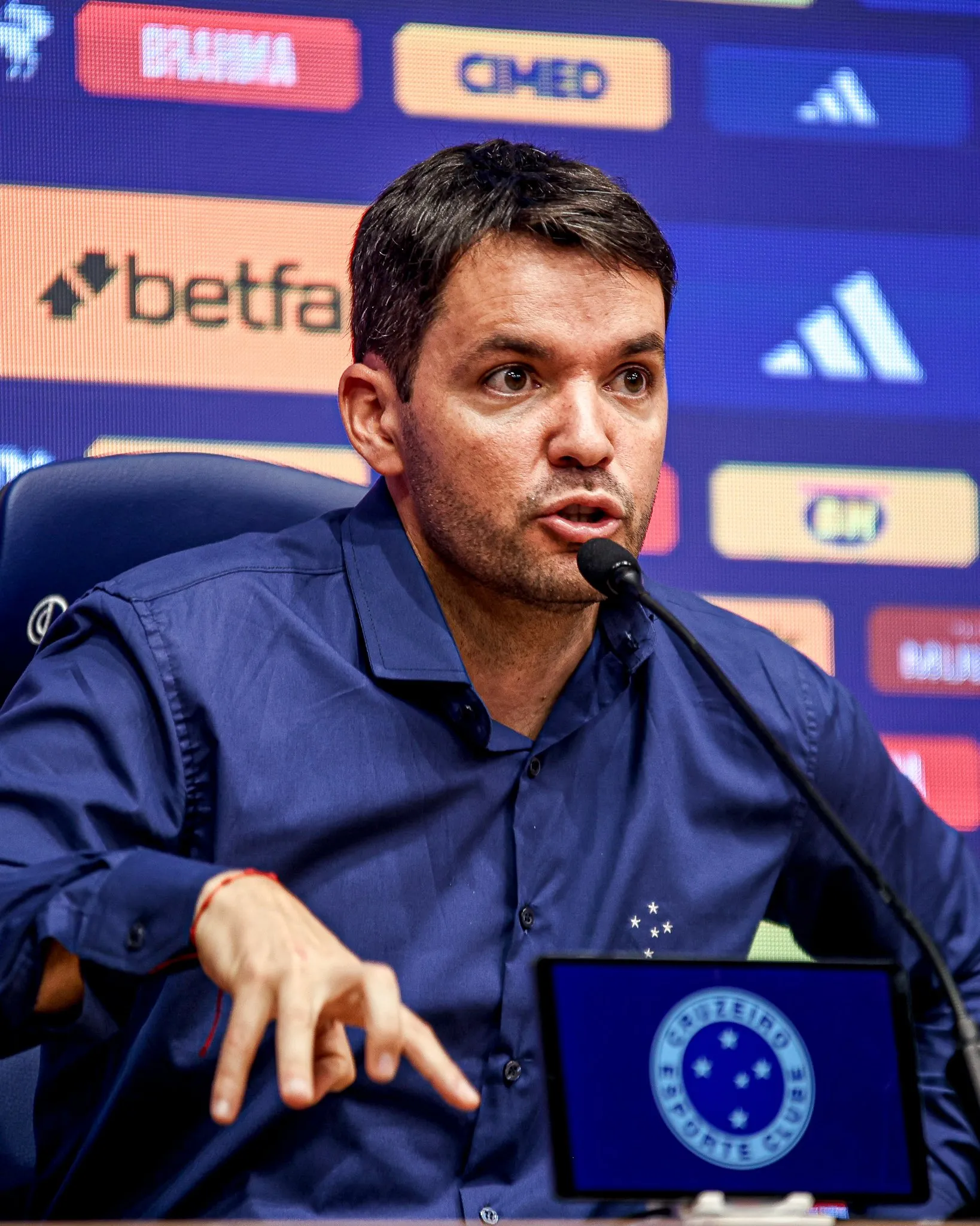 Larcamón durante apresentação. Foto: Gustavo Martins/Cruzeiro