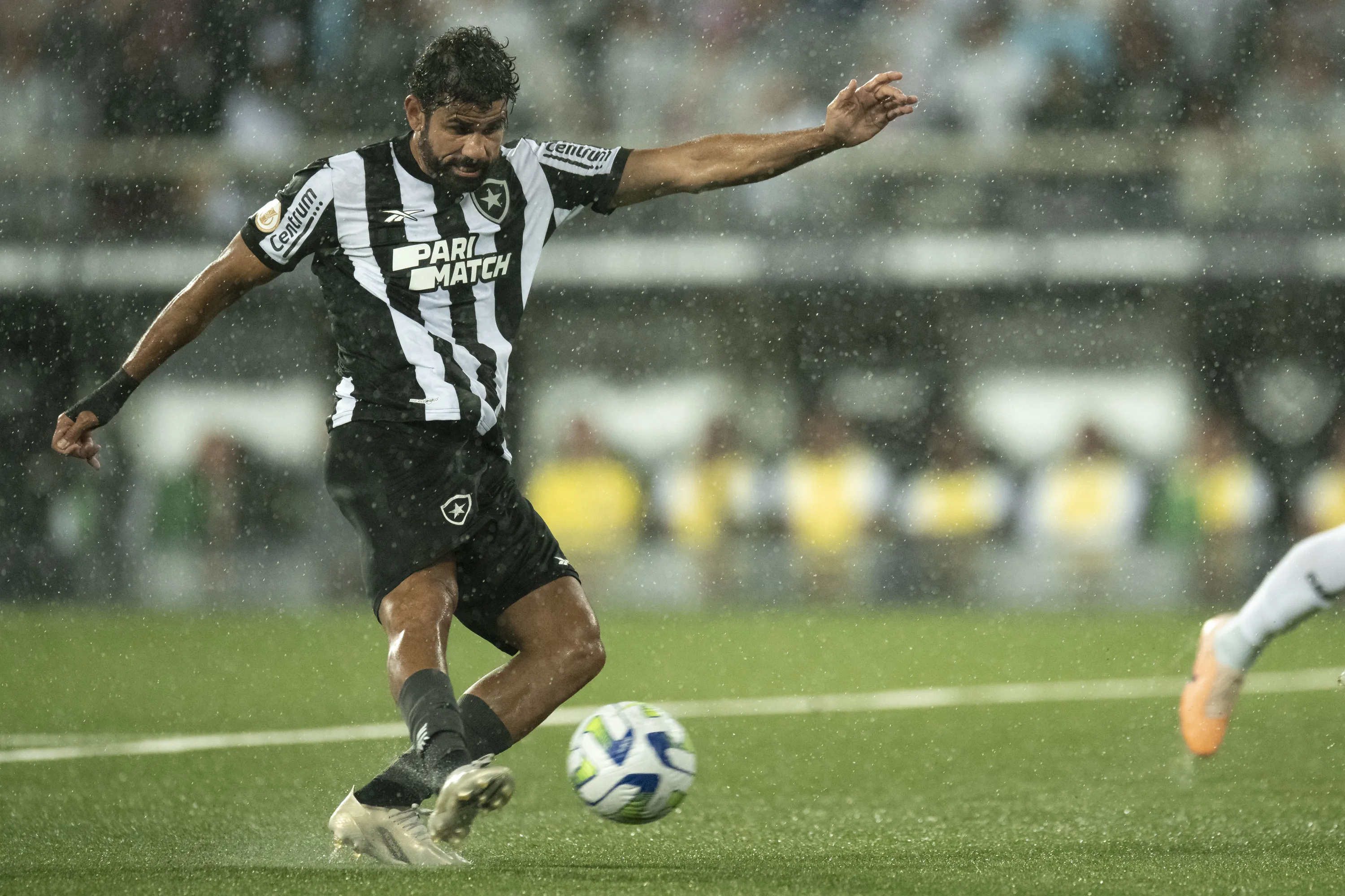 Foto: Jorge Rodrigues/AGIF – Diego Costa em ação pelo Botafogo.