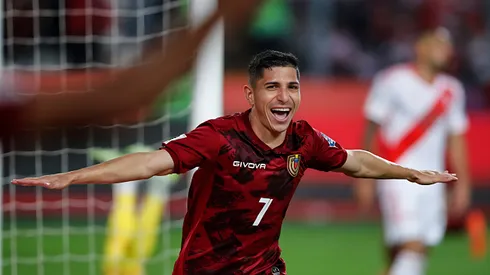 Foto: Daniel Apuy/Getty Images – Savarino pela Seleção Venezuelana em partida válida pelas Eliminatórias para a Copa do Mundo de 2026
