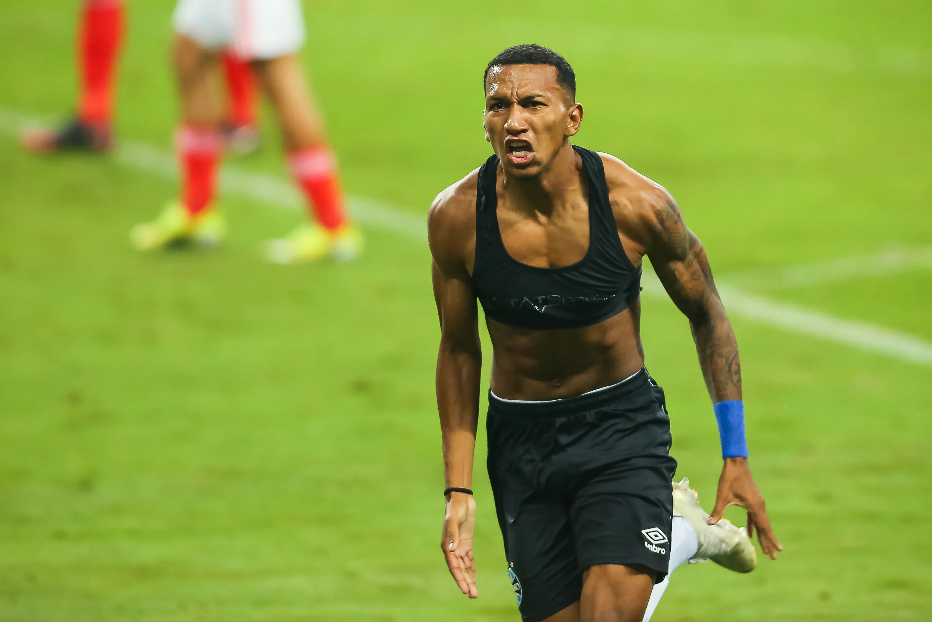 Foto: Pedro H. Tesch/AGIF – Léo Chú comemorando gol contra o Internacional em 2021.