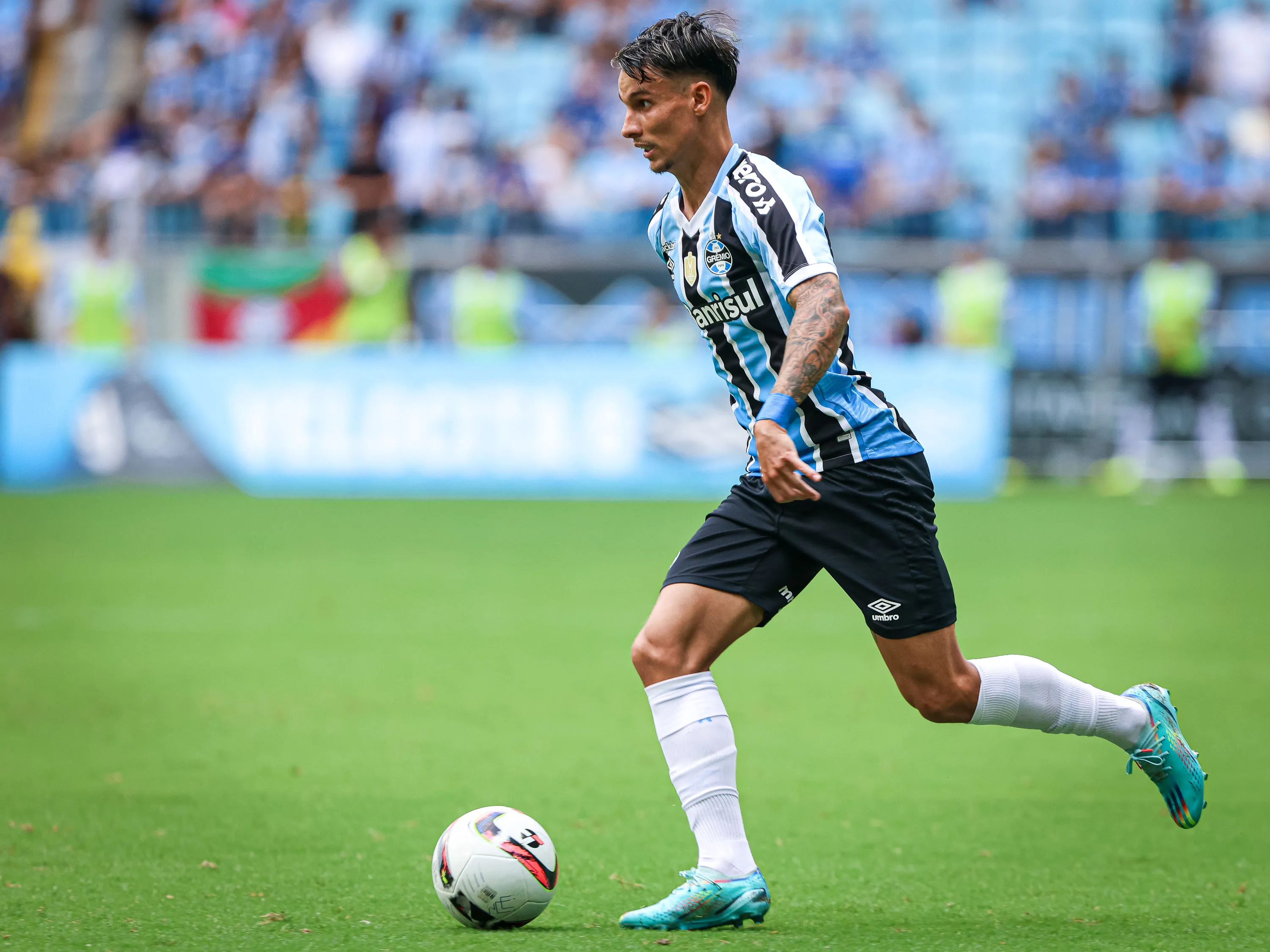 Foto: Maxi Franzoi/AGIF – Ferreirinha em ação no Grêmio.