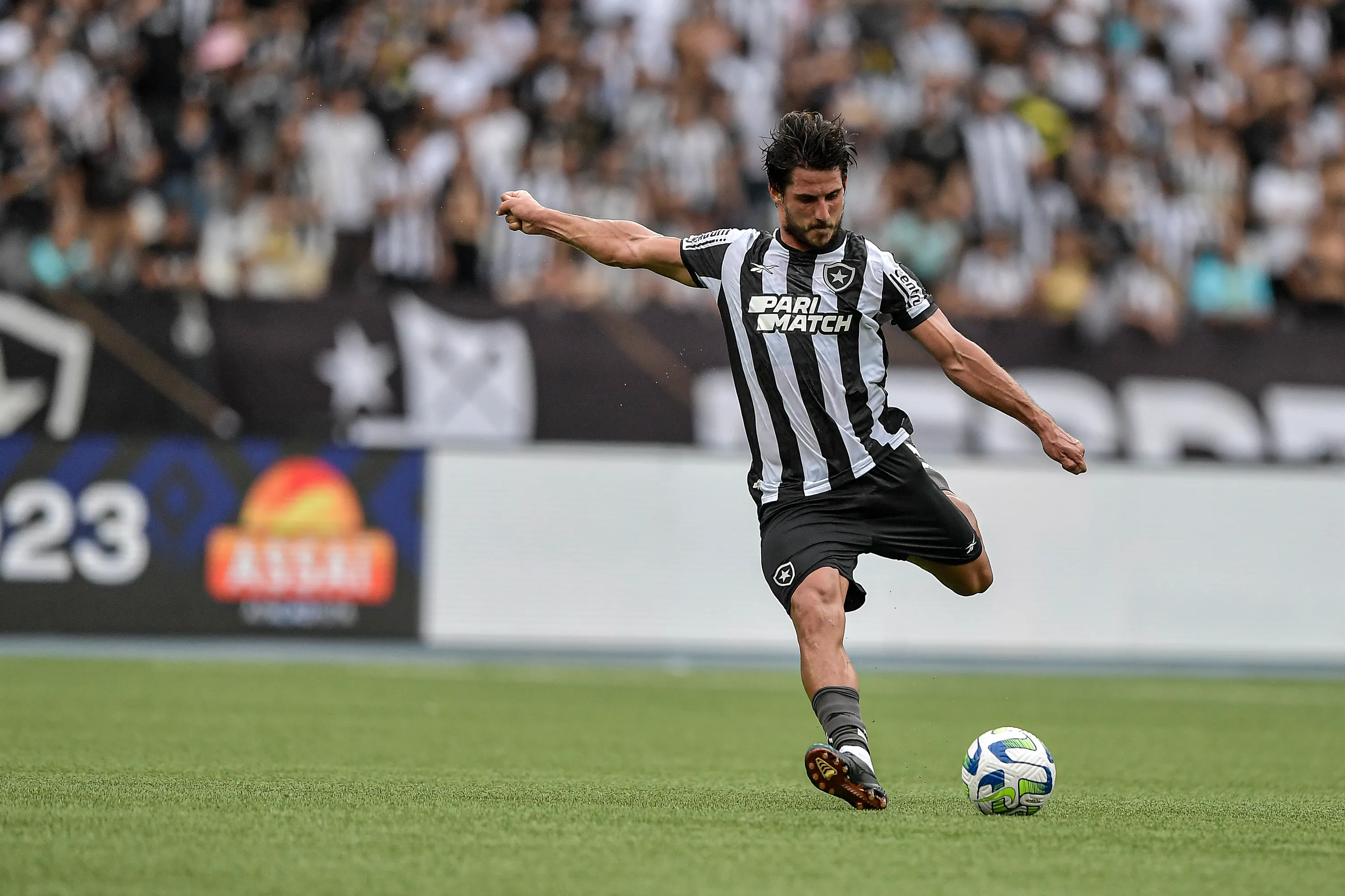 Foto: Thiago Ribeiro/AGIF – Gabriel Pires em ação pelo Botafogo no Campeonato Brasileiro.