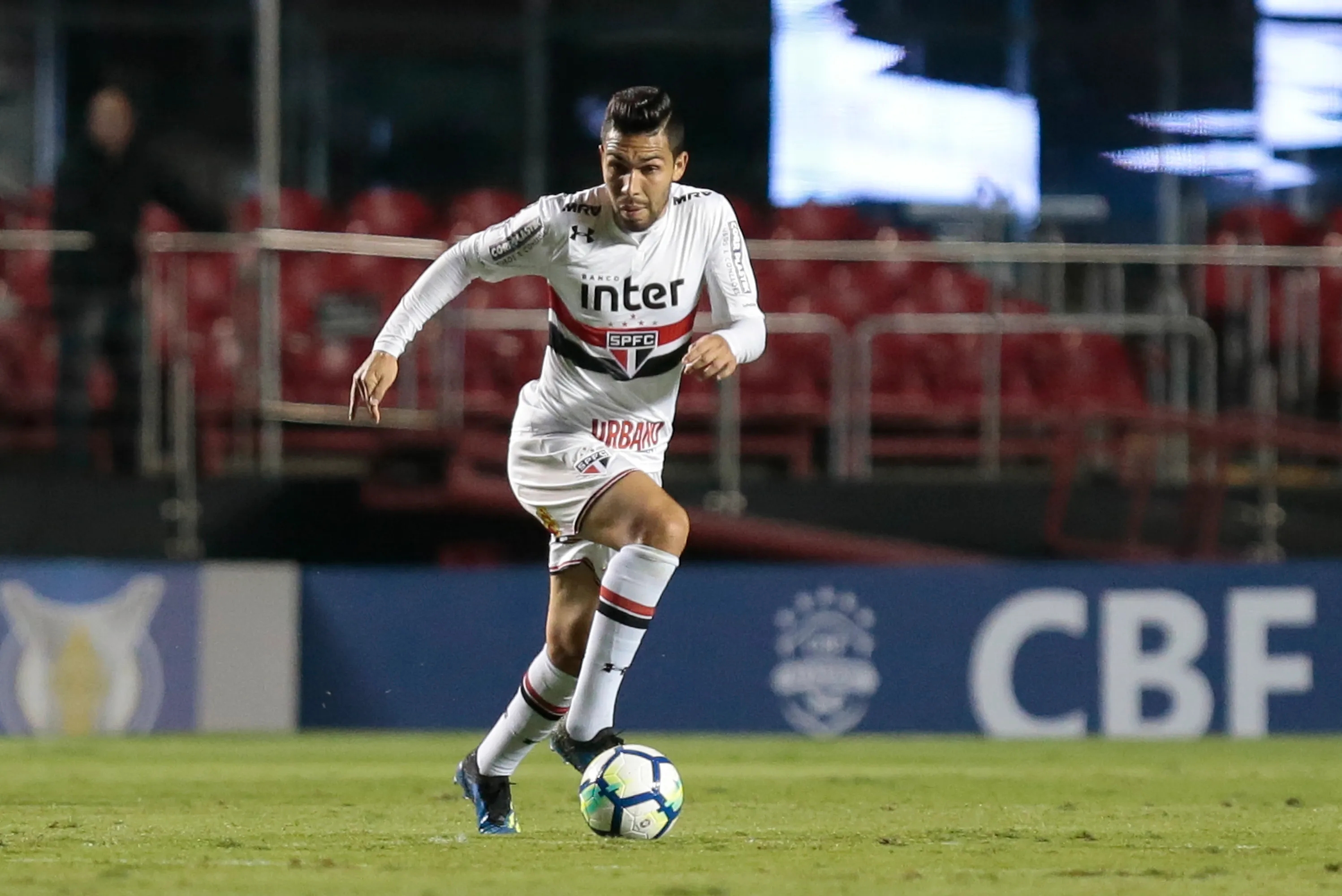 Petros agita torcida do São Paulo. Foto: Marcello Zambrana/AGIF
