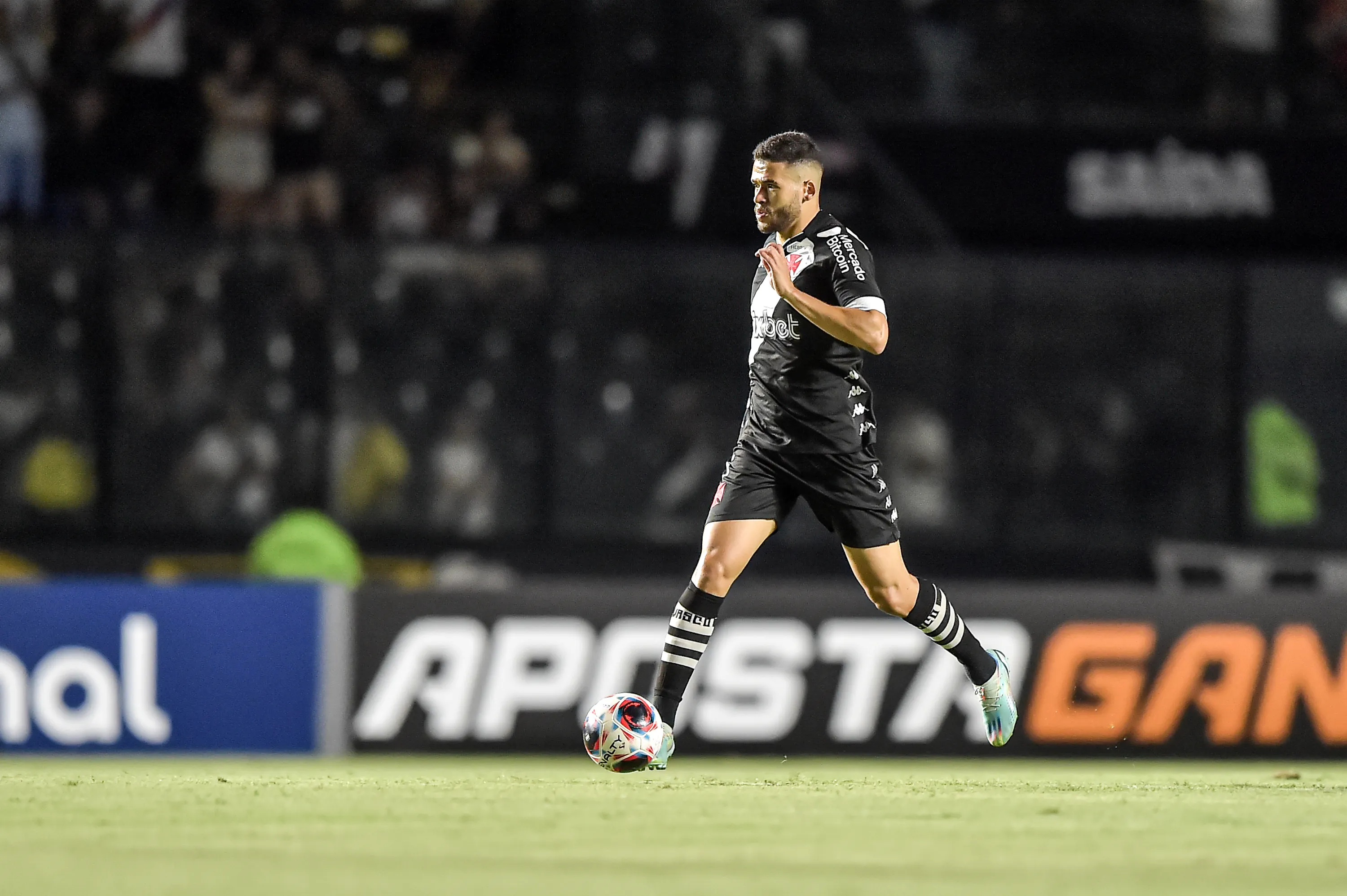 Foto: Thiago Ribeiro/AGIF – De Lucca em ação pelo Vasco em 2023.