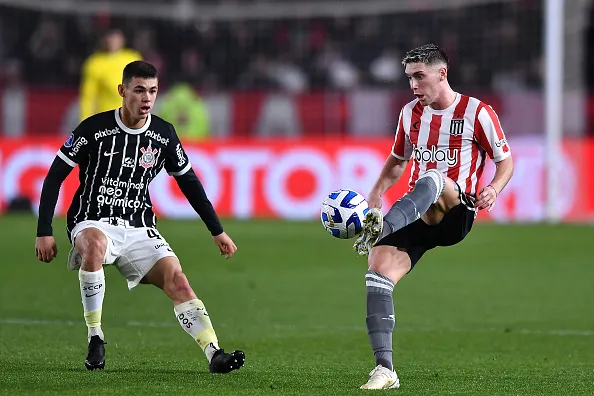 (Photo by Marcelo Endelli/Getty Images) Rollheiser em lance com Moscardo em partida entre Estudiantes x Corinthians