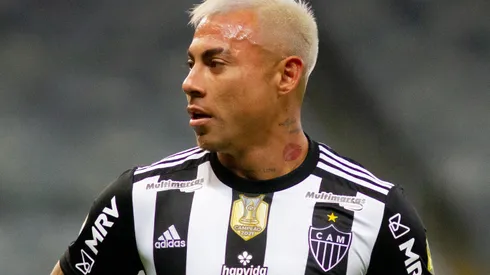 Foto: Fernando Moreno/AGIF – Eduardo Vargas em ação pelo Atlético no Campeonato Brasileiro de 2022.