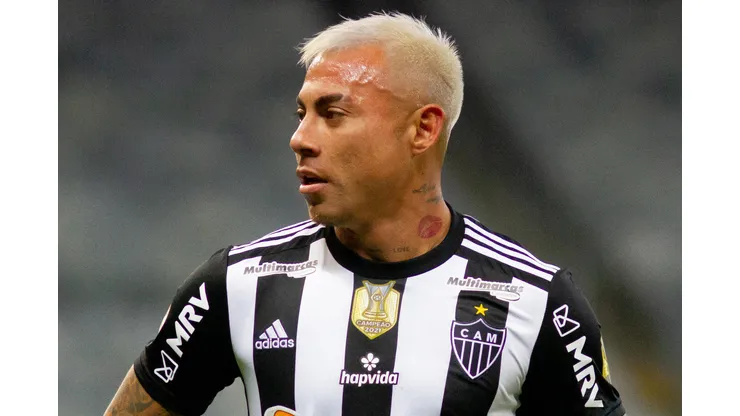 Foto: Fernando Moreno/AGIF - Eduardo Vargas em ação pelo Atlético no Campeonato Brasileiro de 2022.