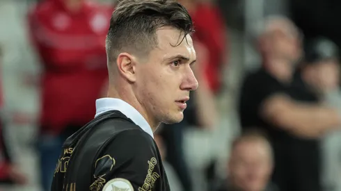 Foto: Robson Mafra/AGIF - Lucas Piton em ação pelo Vasco diante do Athletico em 2023.