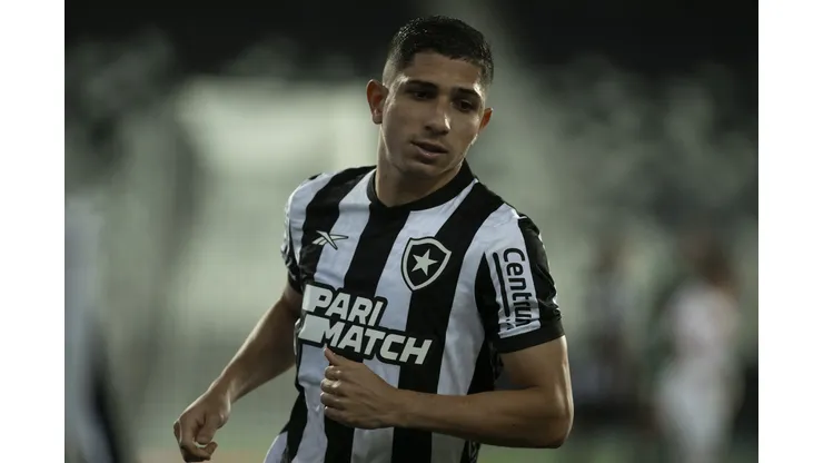 RJ - RIO DE JANEIRO - 30/01/2024 - CARIOCA 2024, BOTAFOGO X PORTUGUESA RIO - Savarino jogador do Botafogo durante partida contra o Portuguesa Rio no estadio Engenhao pelo campeonato Carioca 2024. Foto: Jorge Rodrigues/AGIF