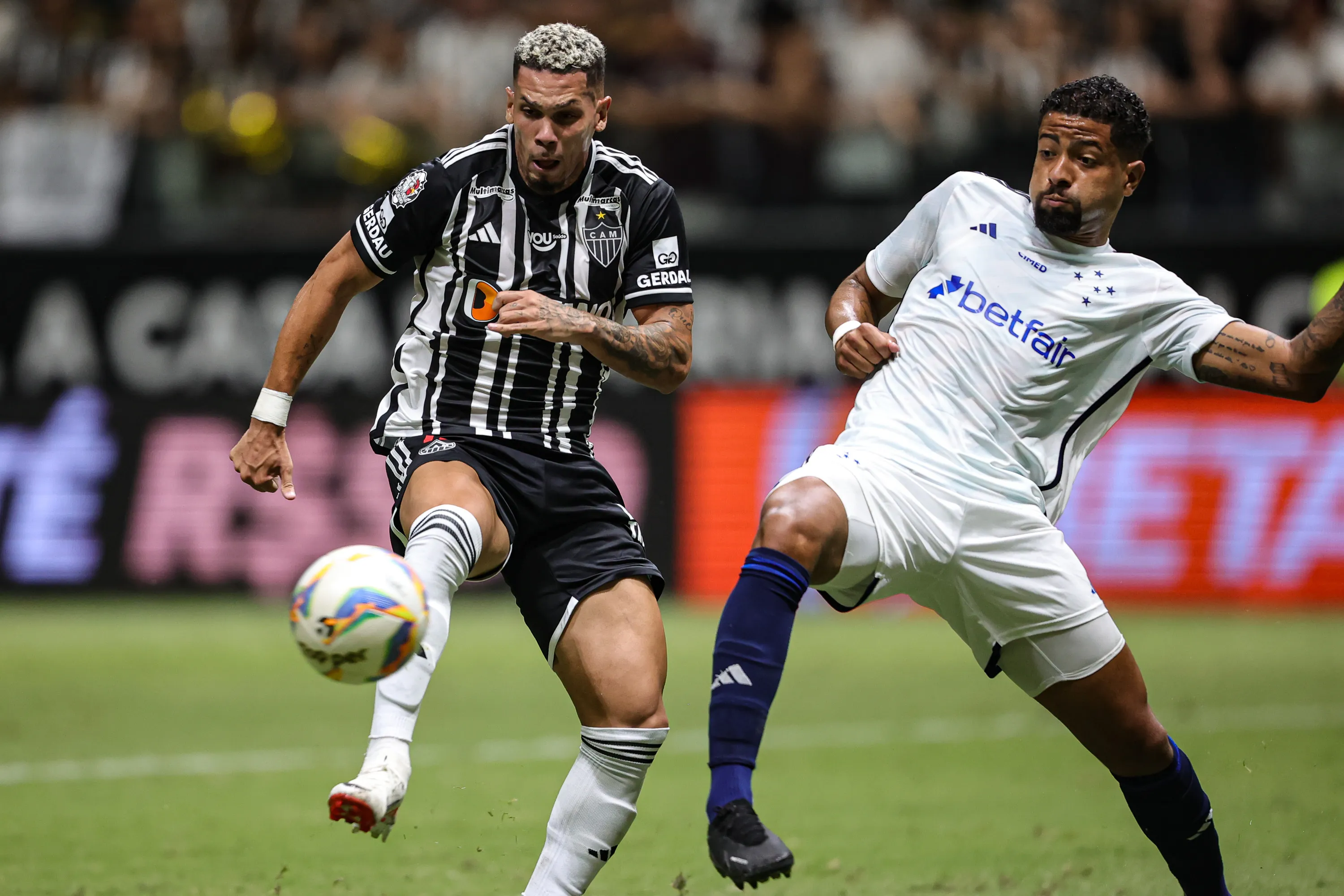 Paulinho jogador do Atlético-MG disputa lance com Ruan Santos jogador do Cruzeiro durante partida na Arena MRV pelo campeonato Mineiro 2024. Foto: Gilson Lobo/AGIF