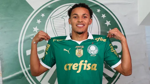 Apresentação do atacante Lázaro, na Academia de Futebol do Palmeiras, em São Paulo-SP. (Foto: Fabio Menotti/Palmeiras/by Canon)