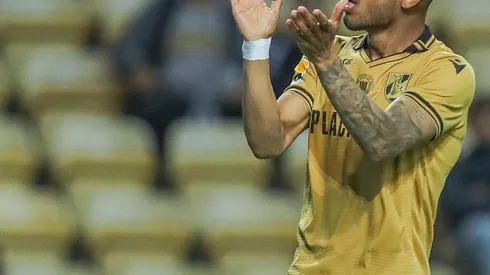 O atacante defende o Vitória de Guimarães há duas temporadas – Foto: divulgação/Instagram